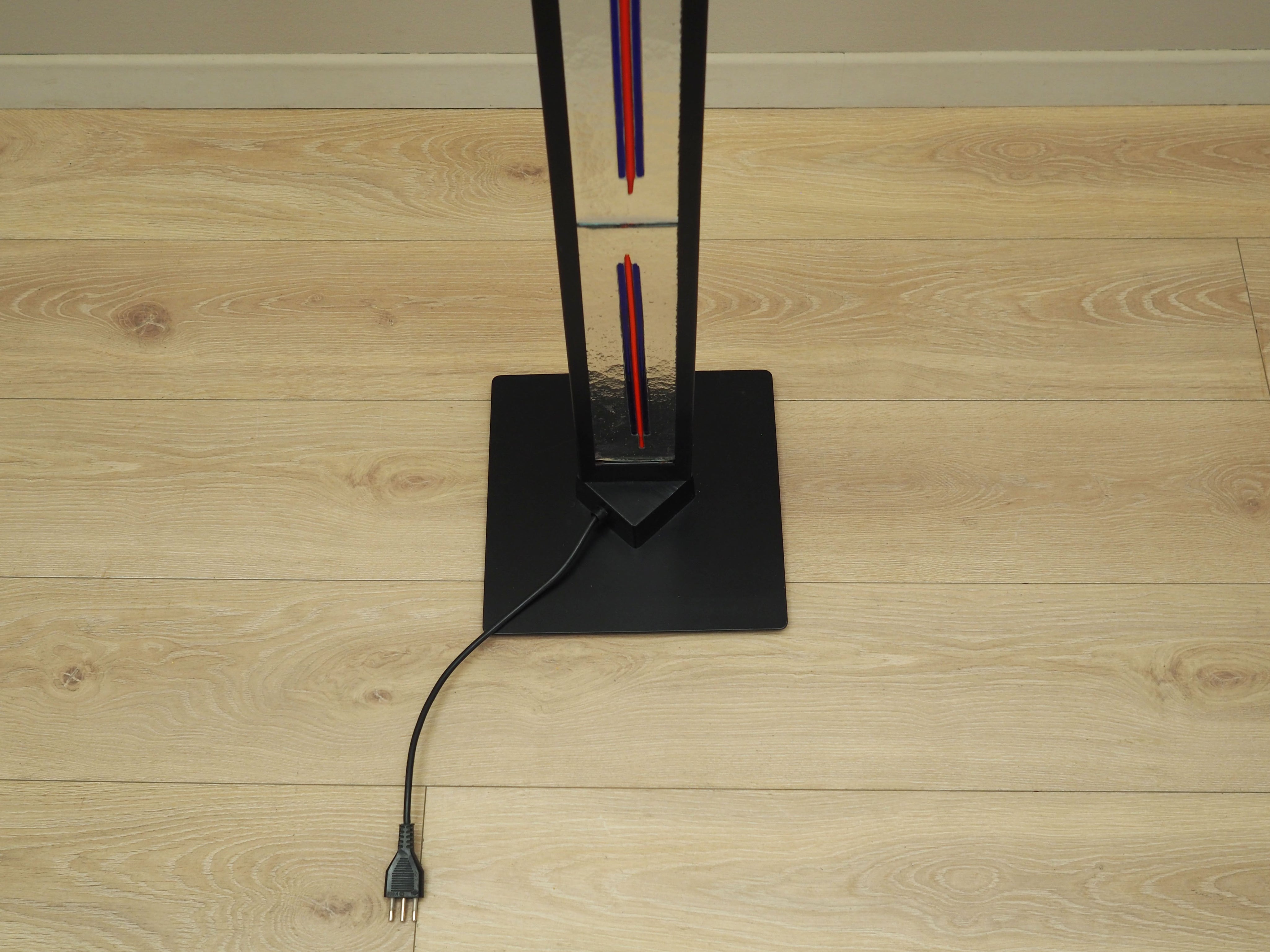 Floor_lamp_in_Italian_design_from_1970s_production_Italy