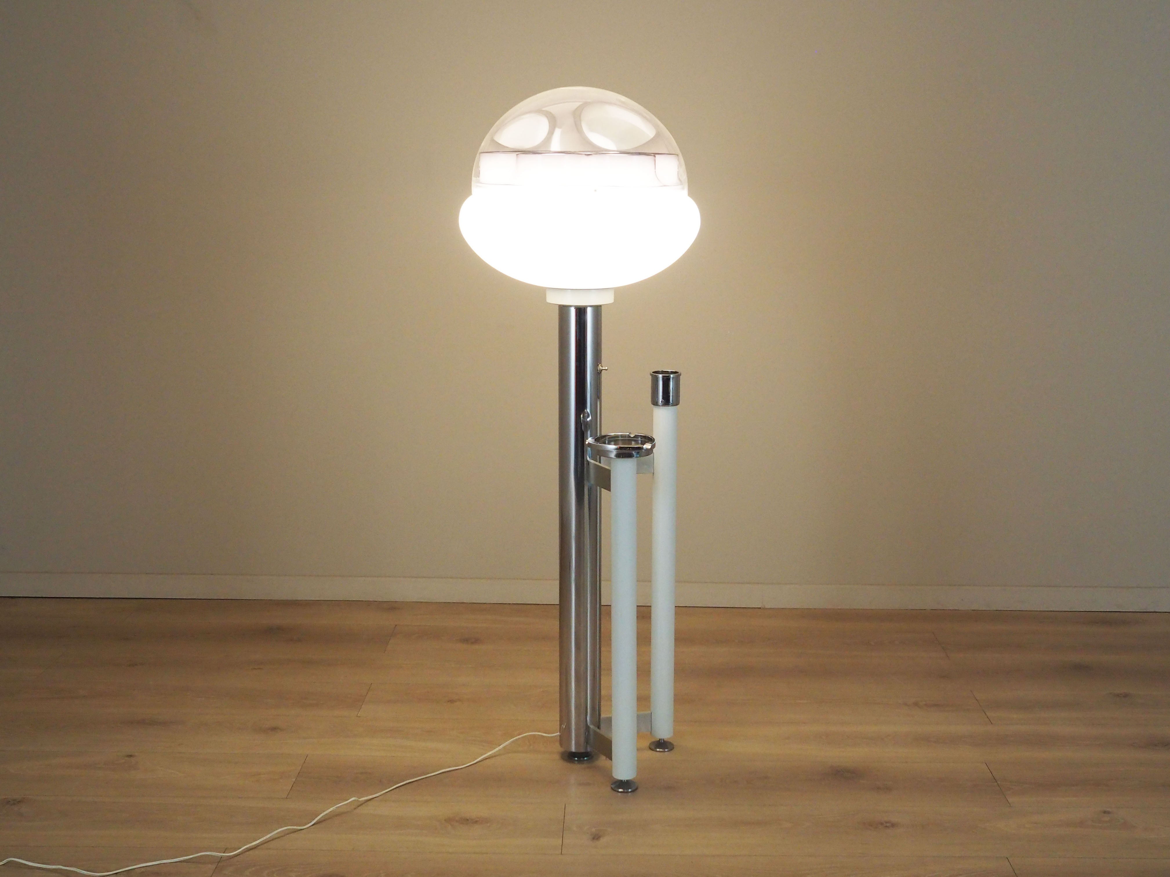 Floor_lamp_with_ashtray_Space_Age_design_1960s_production_Italy