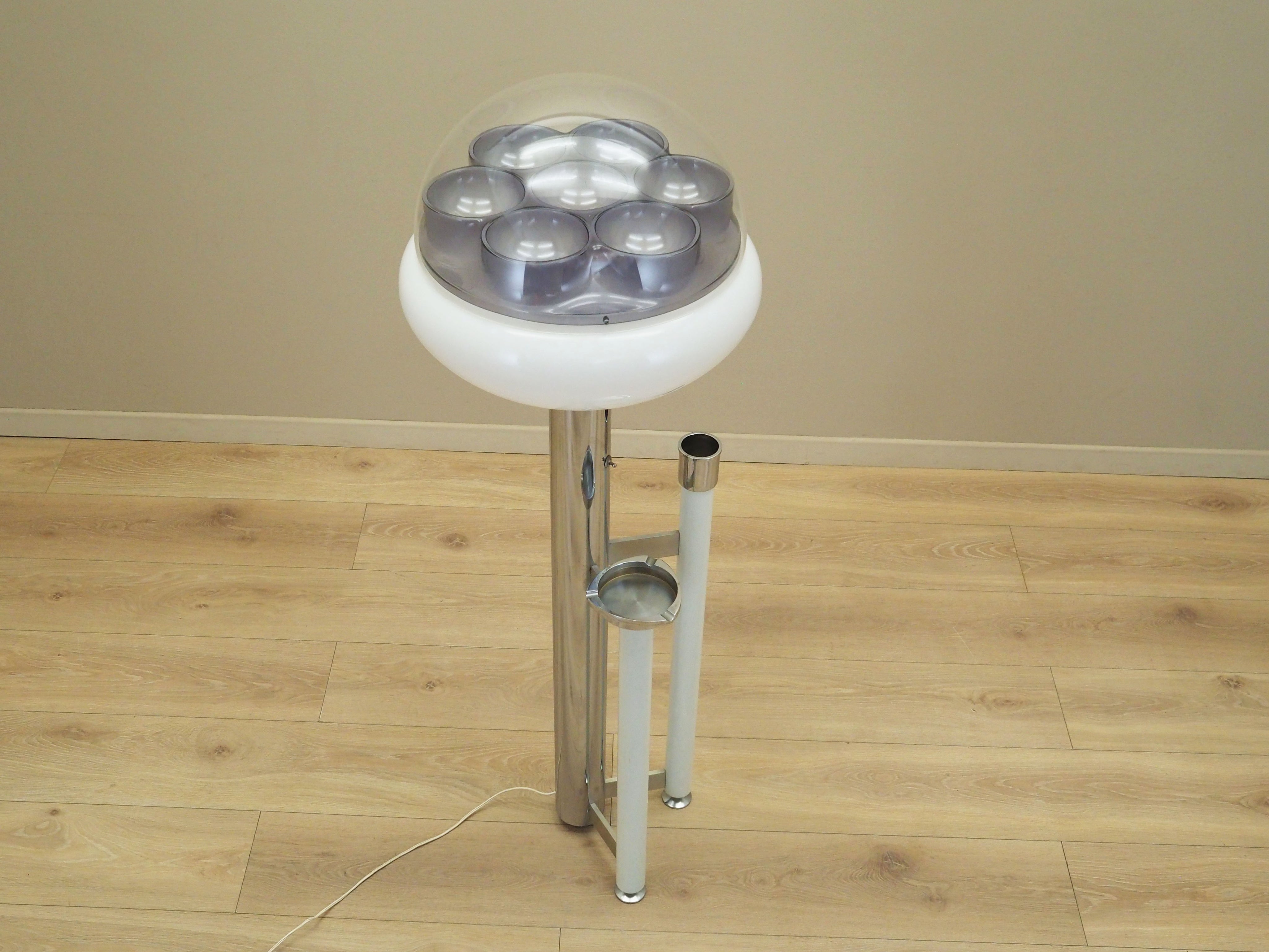 Floor_lamp_with_ashtray_Space_Age_design_1960s_production_Italy