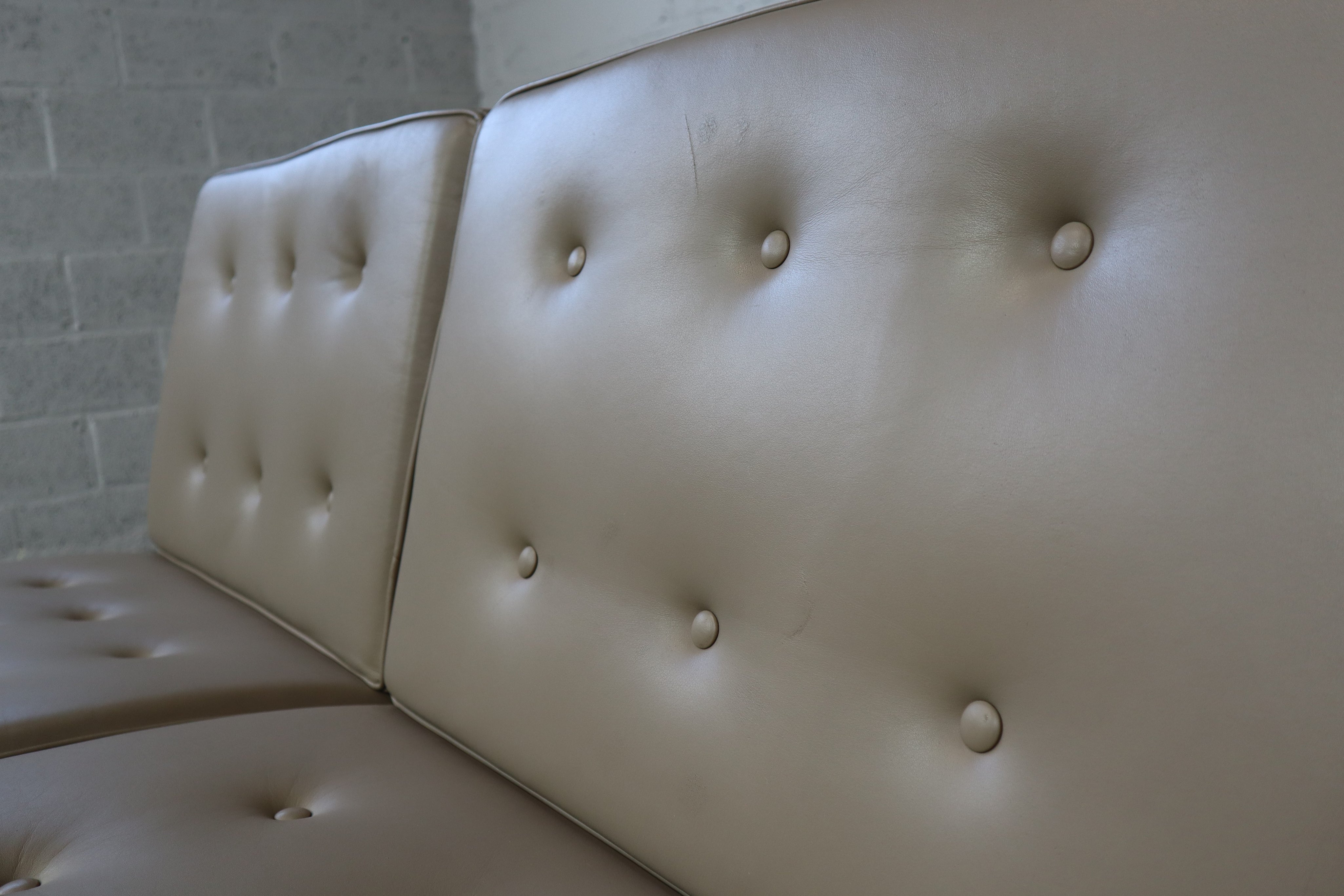 Florence_Knoll_leather_two-seater_mod._65_for_Knoll_International