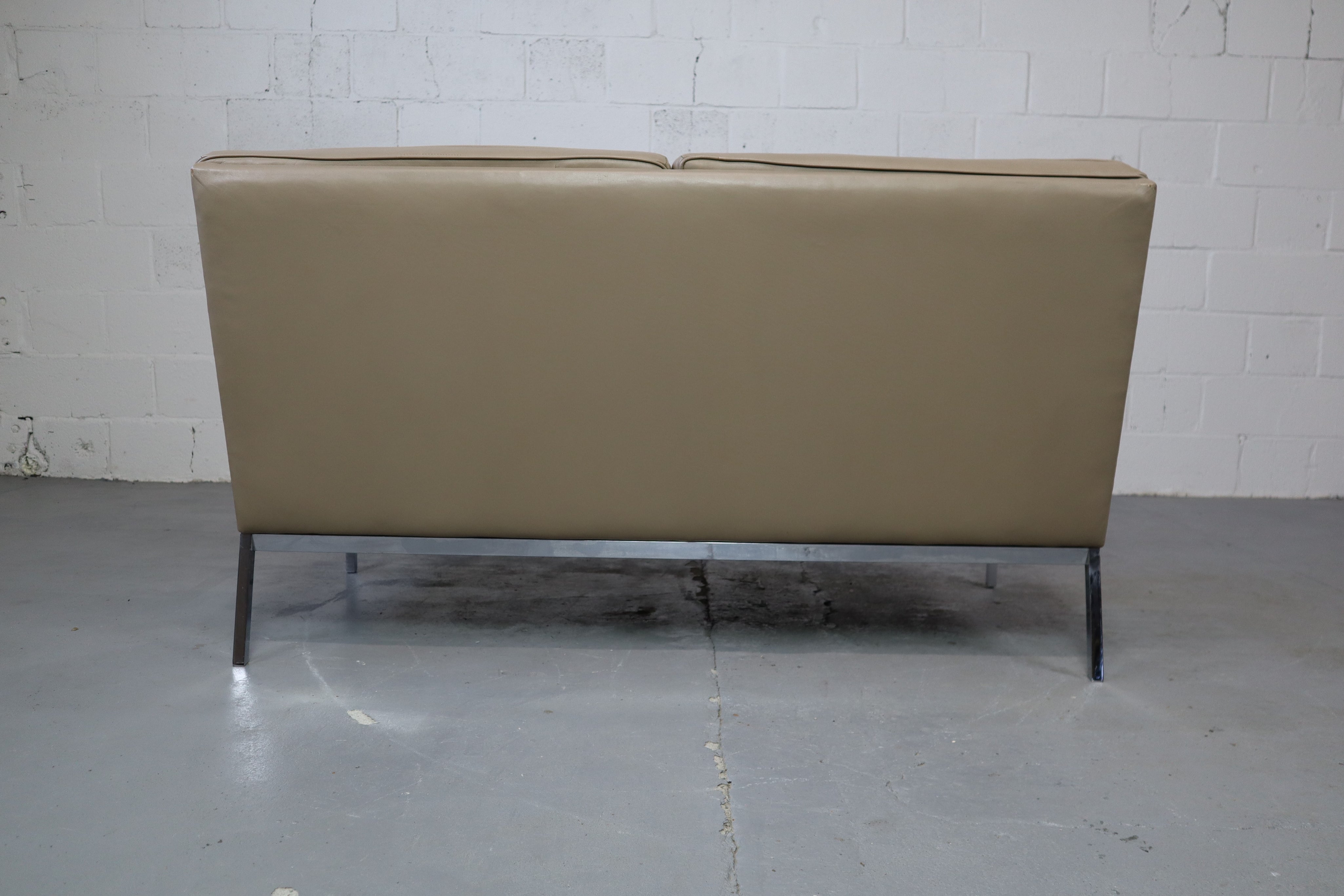 Florence_Knoll_leather_two-seater_mod._65_for_Knoll_International