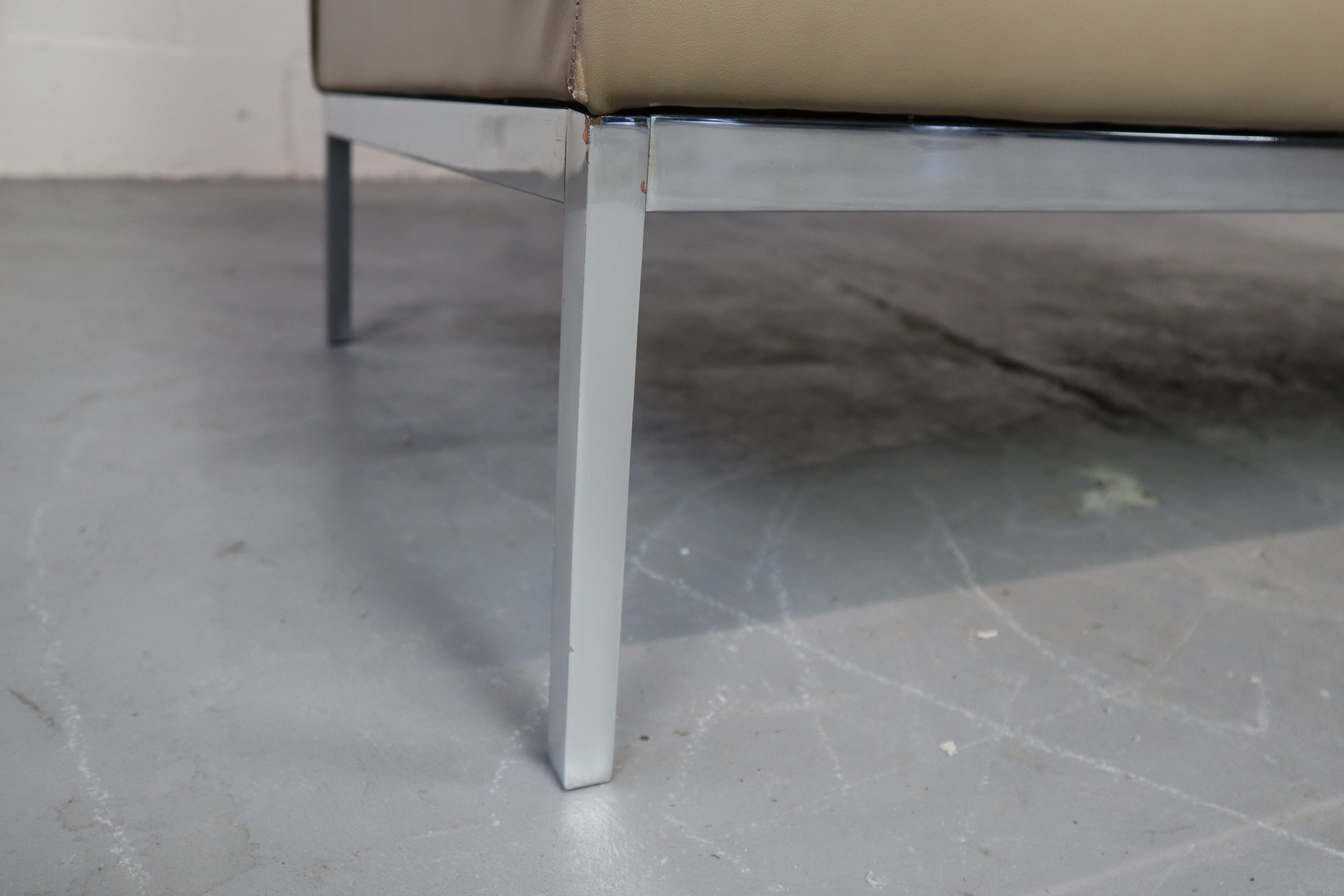 Florence_Knoll_leather_two-seater_mod._65_for_Knoll_International