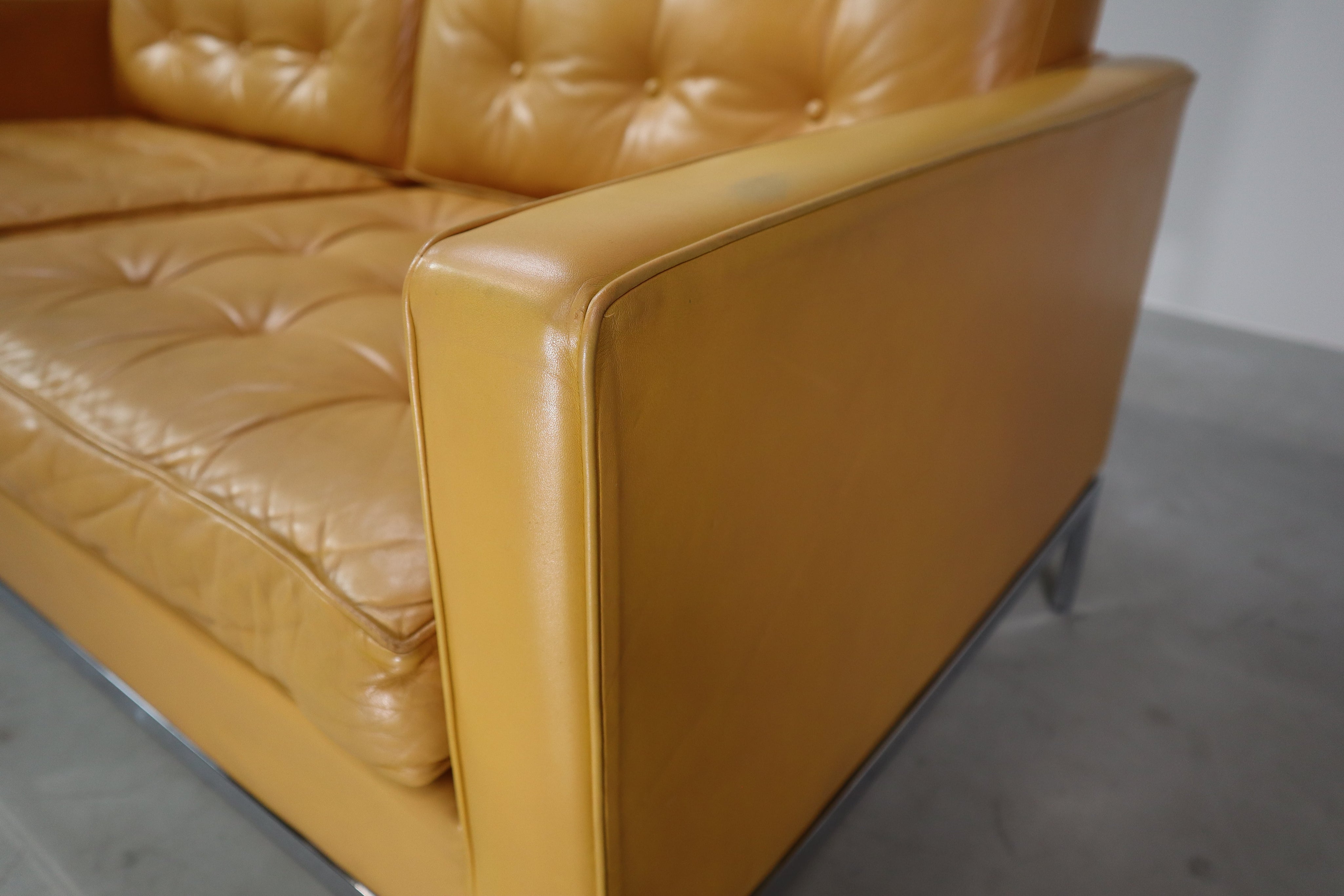 Florence_Knoll_two-seater_sofa_in_mustard_yellow_leather_1970
