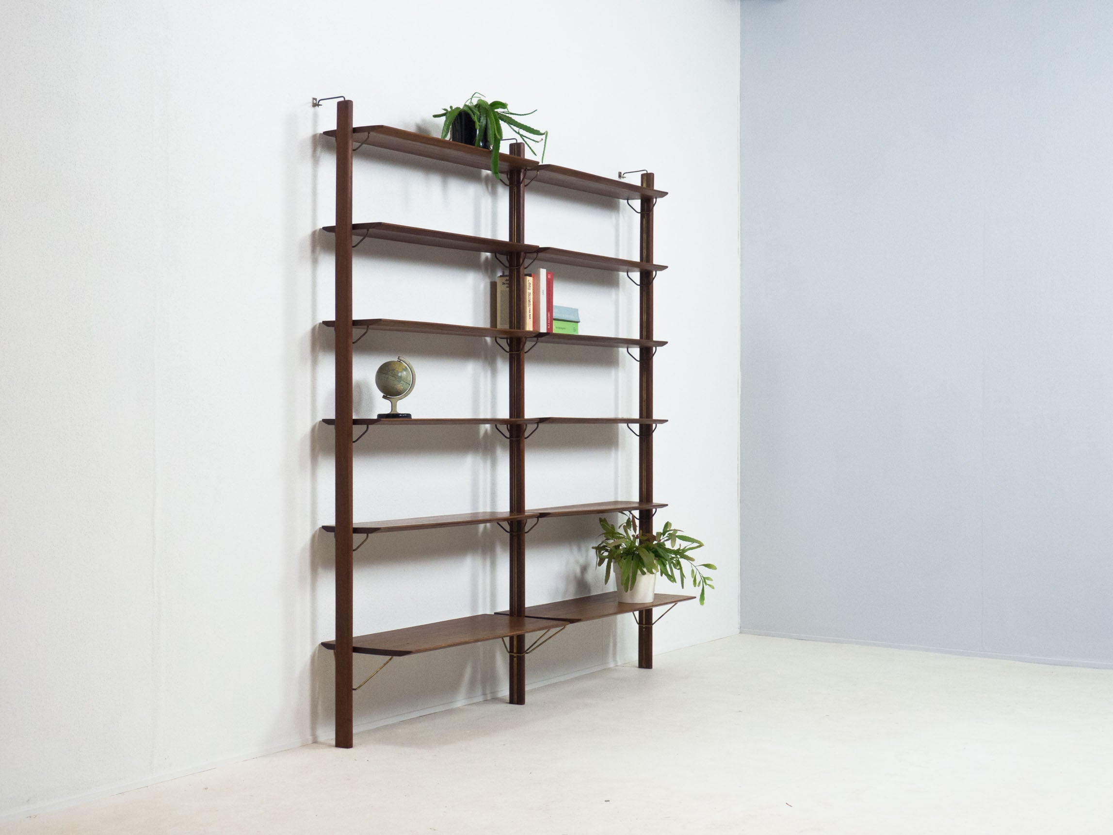 Fristho_mahogany_shelving_unit_by_William_Watting