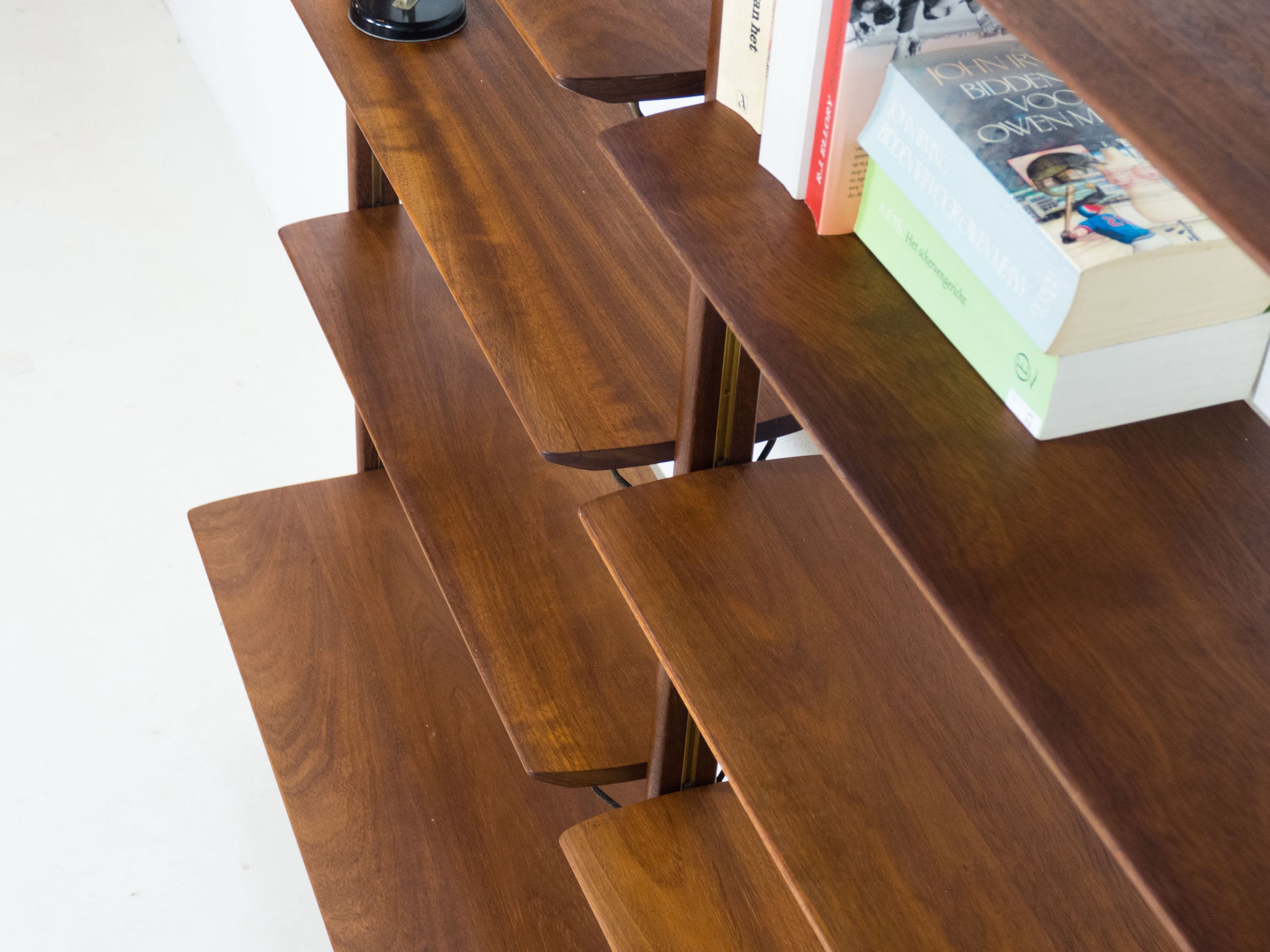Fristho_mahogany_shelving_unit_by_William_Watting