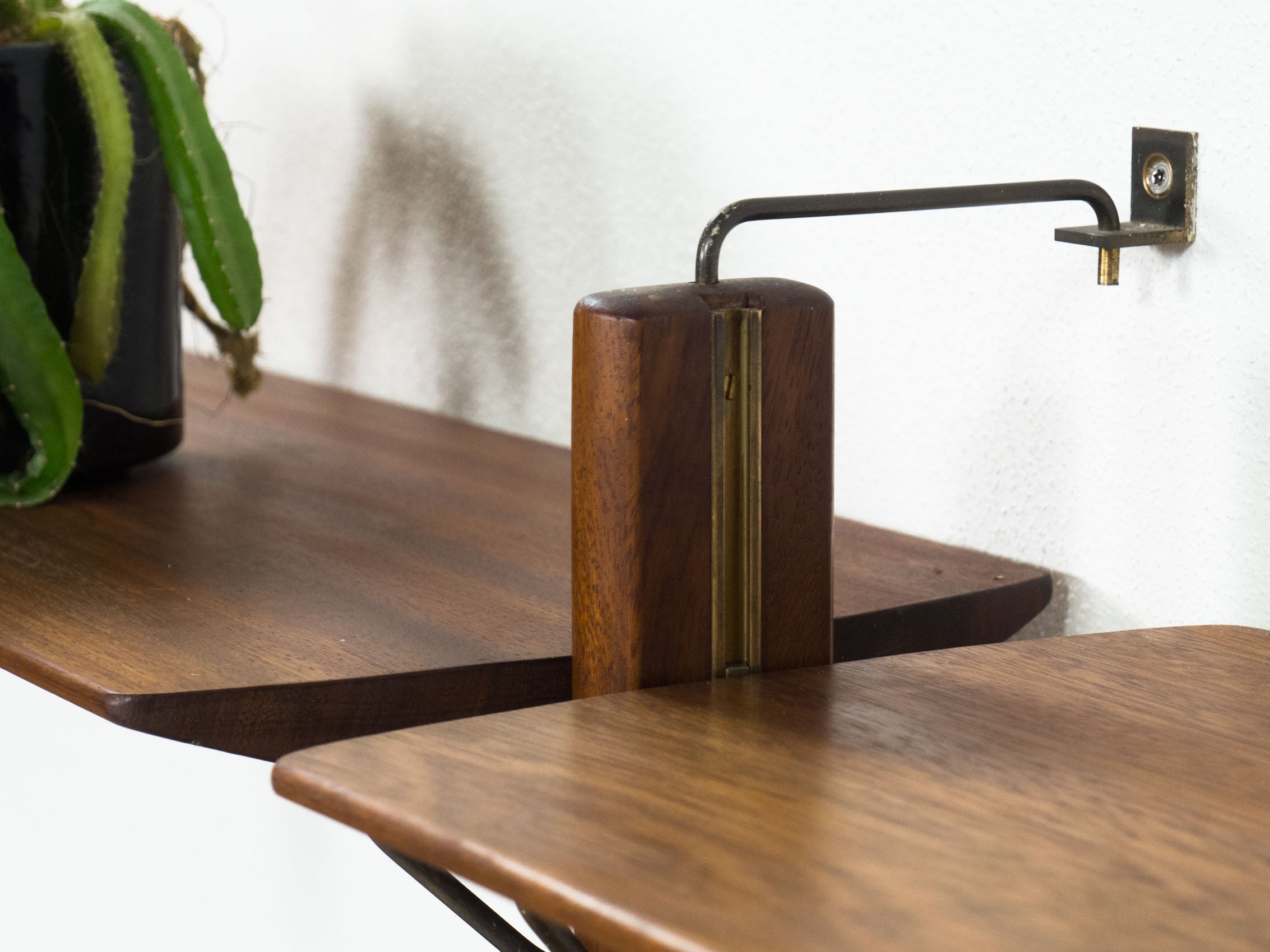 Fristho_mahogany_shelving_unit_by_William_Watting