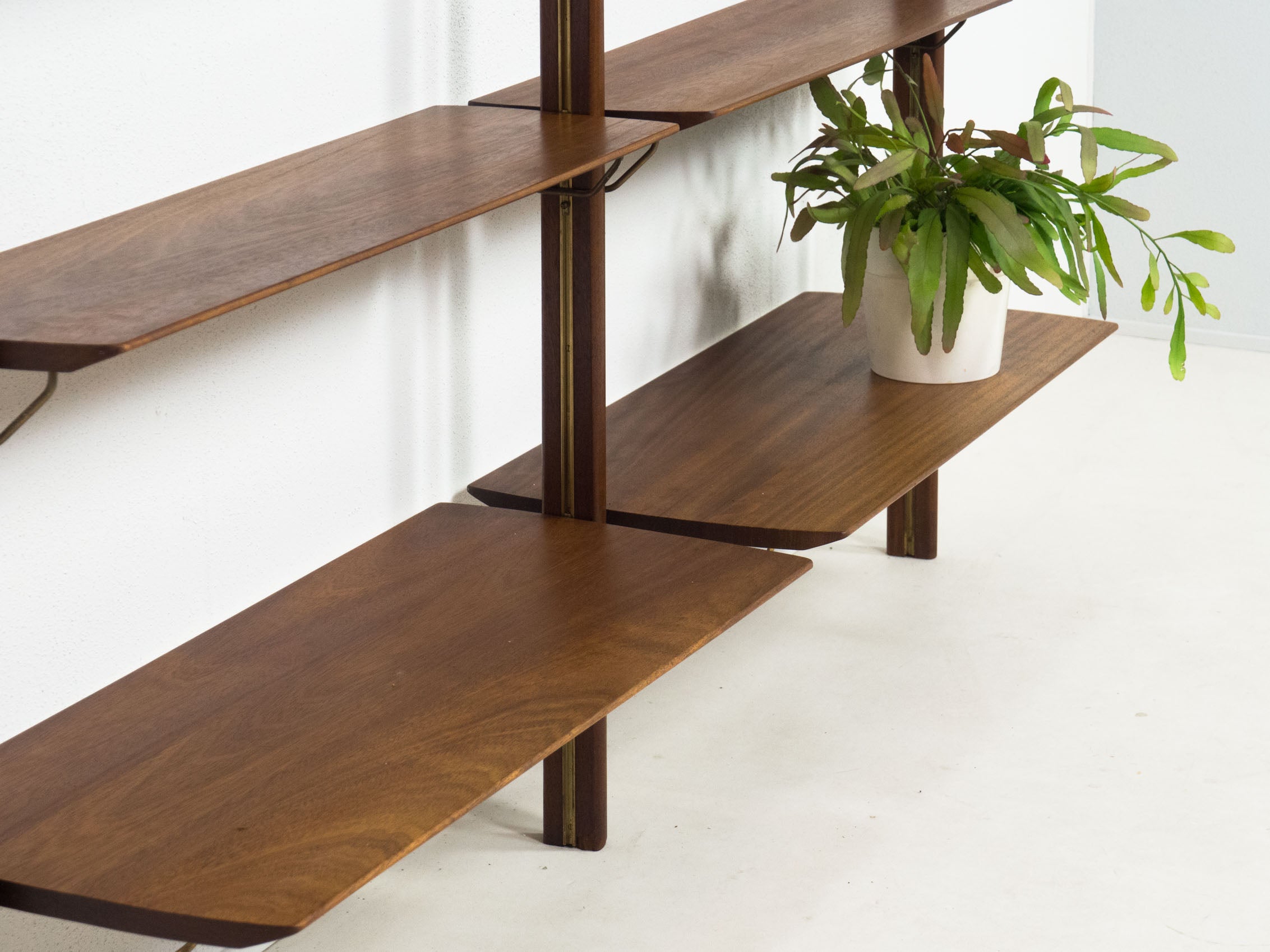 Fristho_mahogany_shelving_unit_by_William_Watting