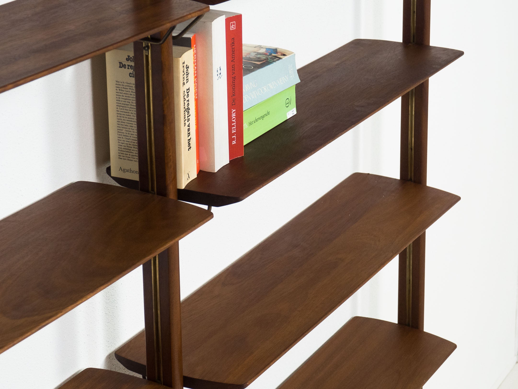 Fristho_mahogany_shelving_unit_by_William_Watting