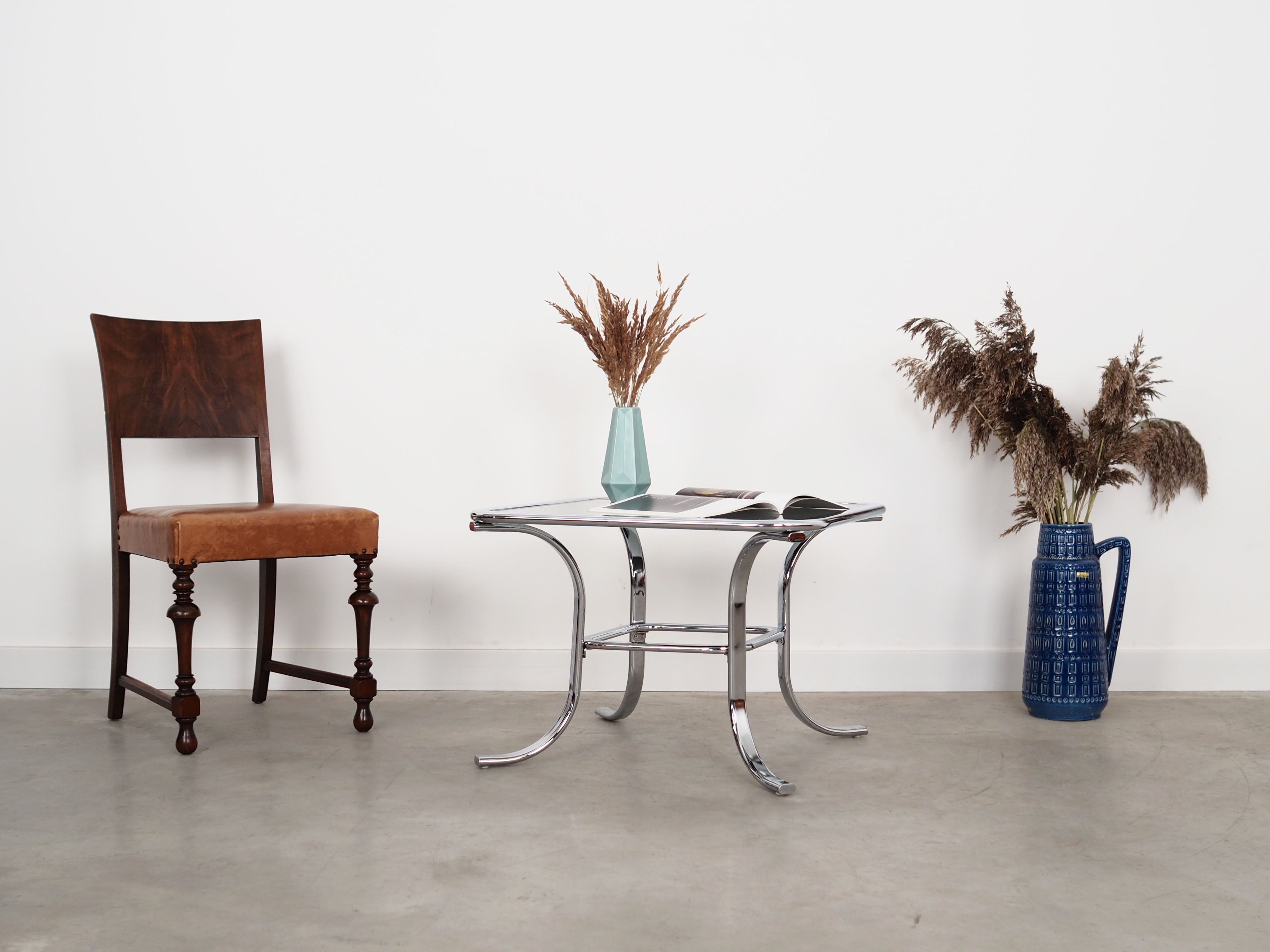 Glass_coffee_table_in_Danish_design_1970s_production_Denmark