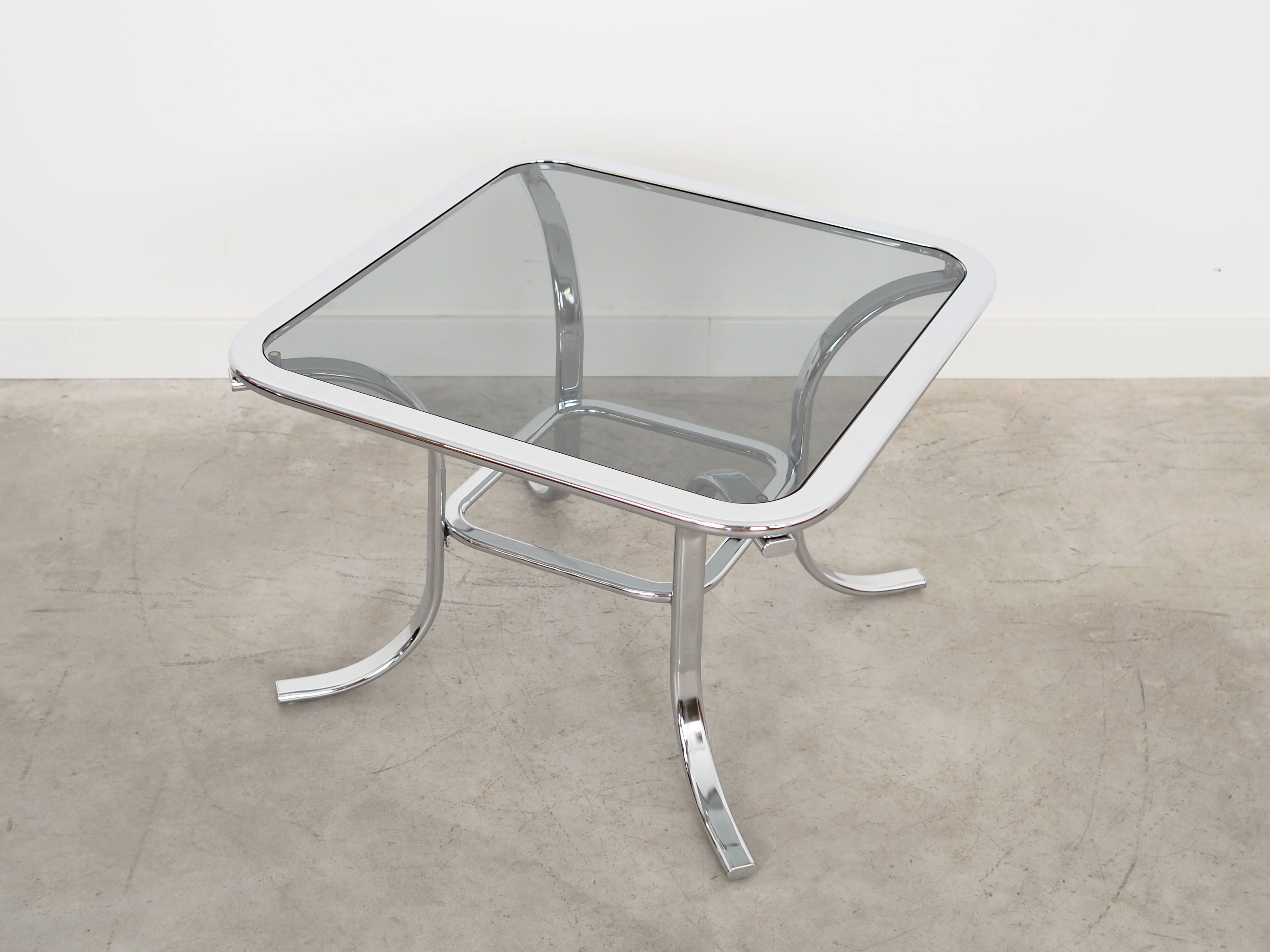 Glass_coffee_table_in_Danish_design_1970s_production_Denmark