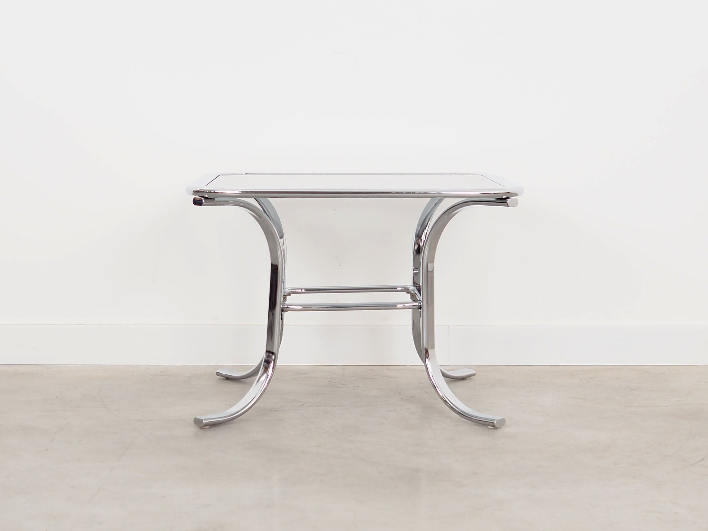 Glass_coffee_table_in_Danish_design_1970s_production_Denmark