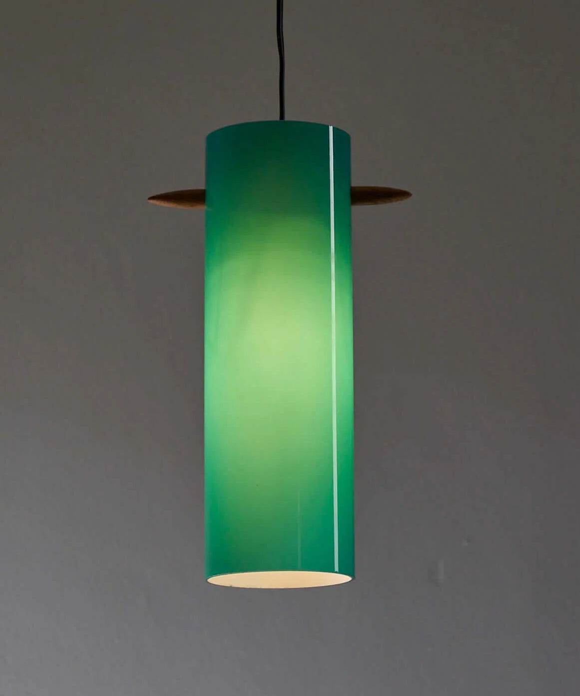 Green_Glass_Cylinder_With_Wooden_Stem_Luxus