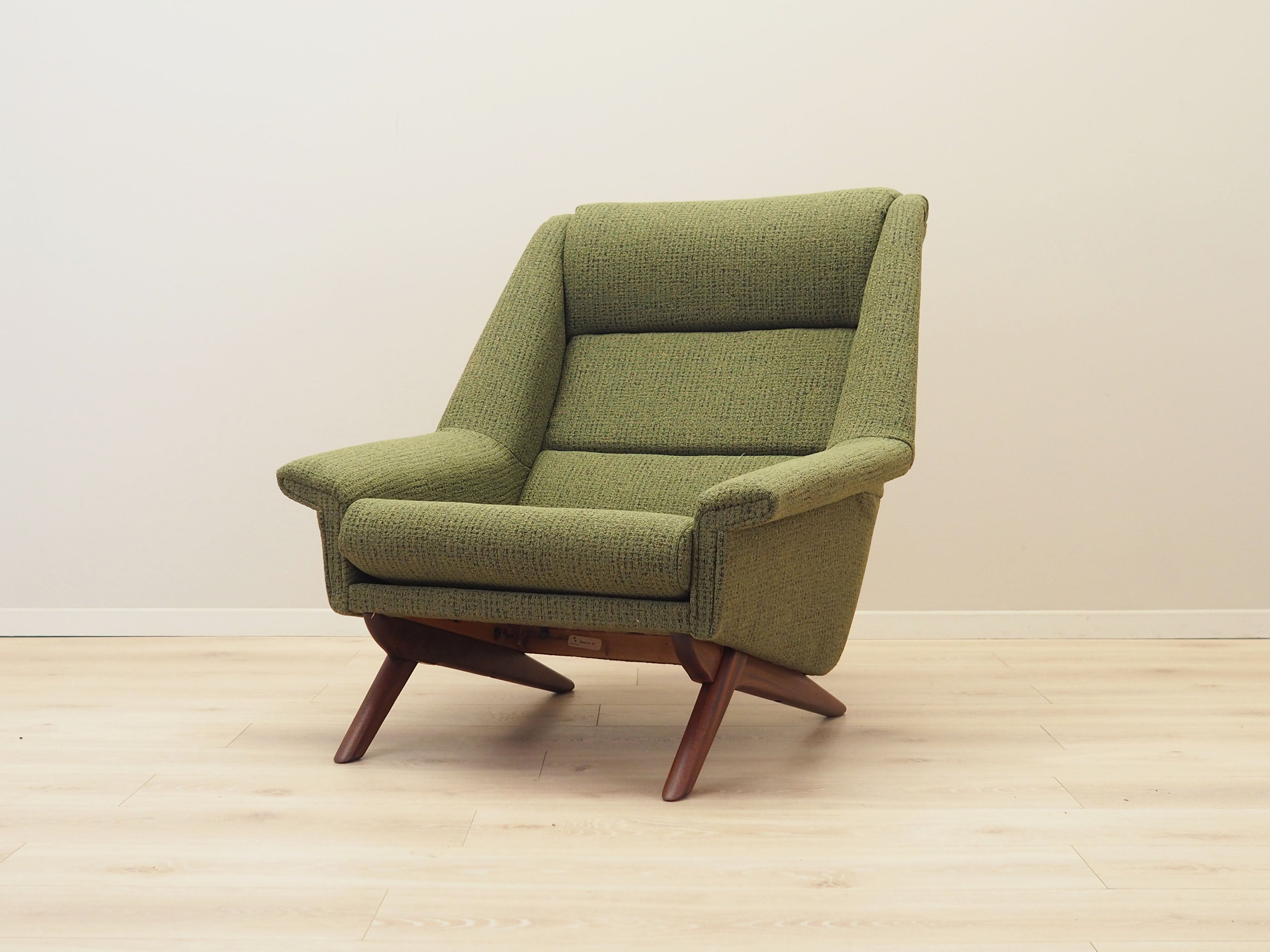 Green_armchair_Danish_design_1970s_manufacture_Horsens_M_belfabrik