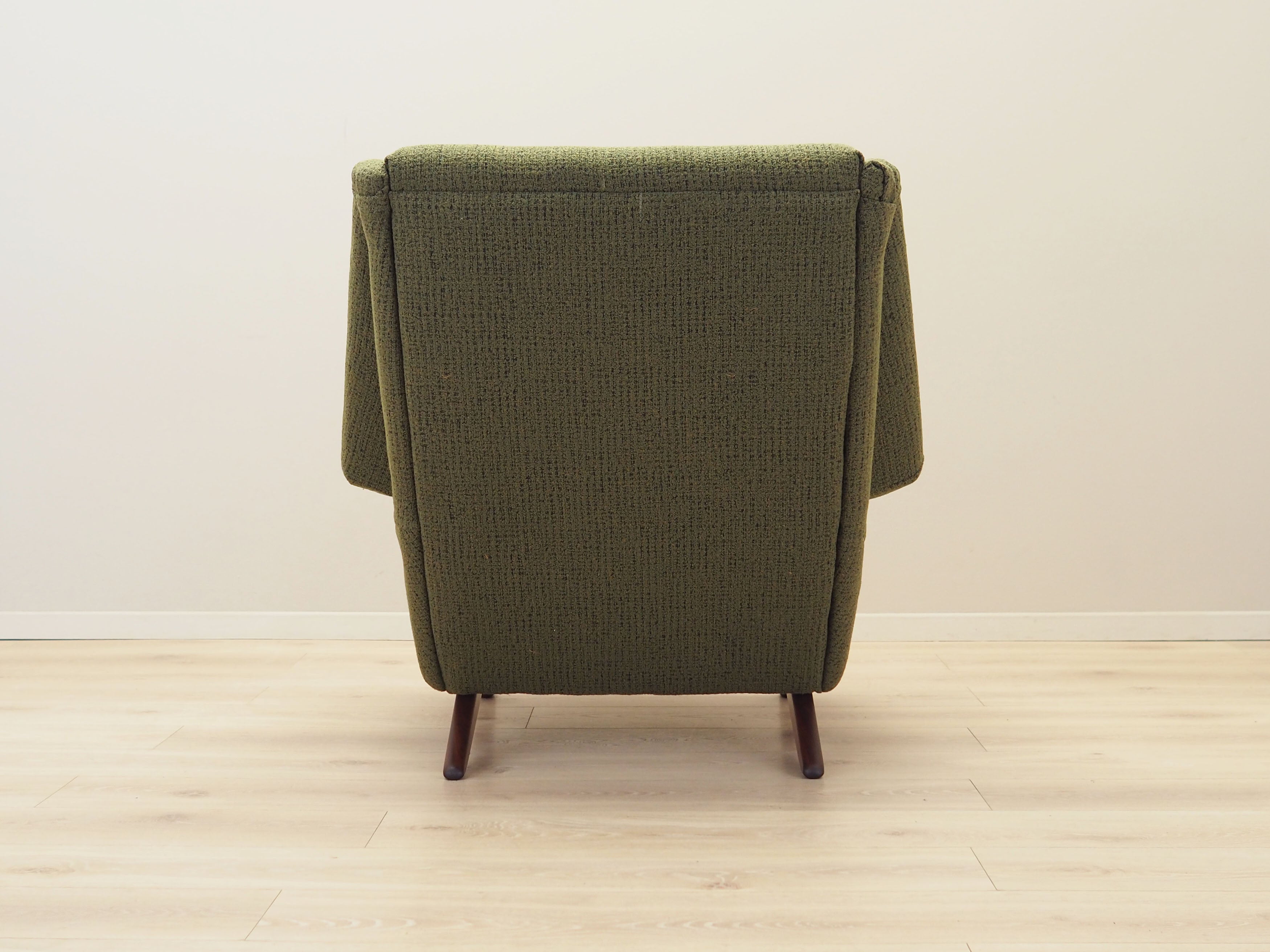 Green_armchair_Danish_design_1970s_manufacture_Horsens_M_belfabrik