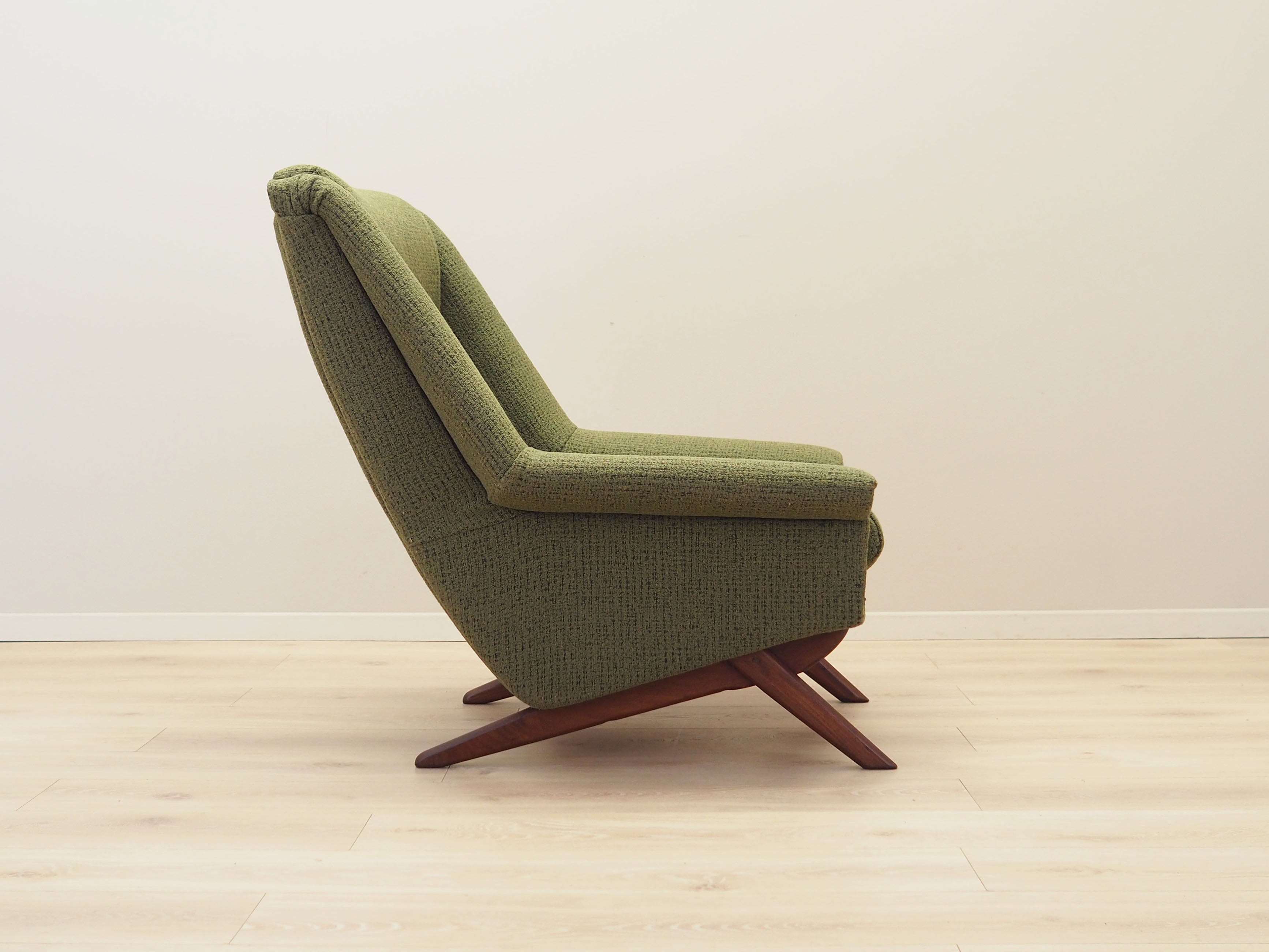 Green_armchair_Danish_design_1970s_manufacture_Horsens_M_belfabrik