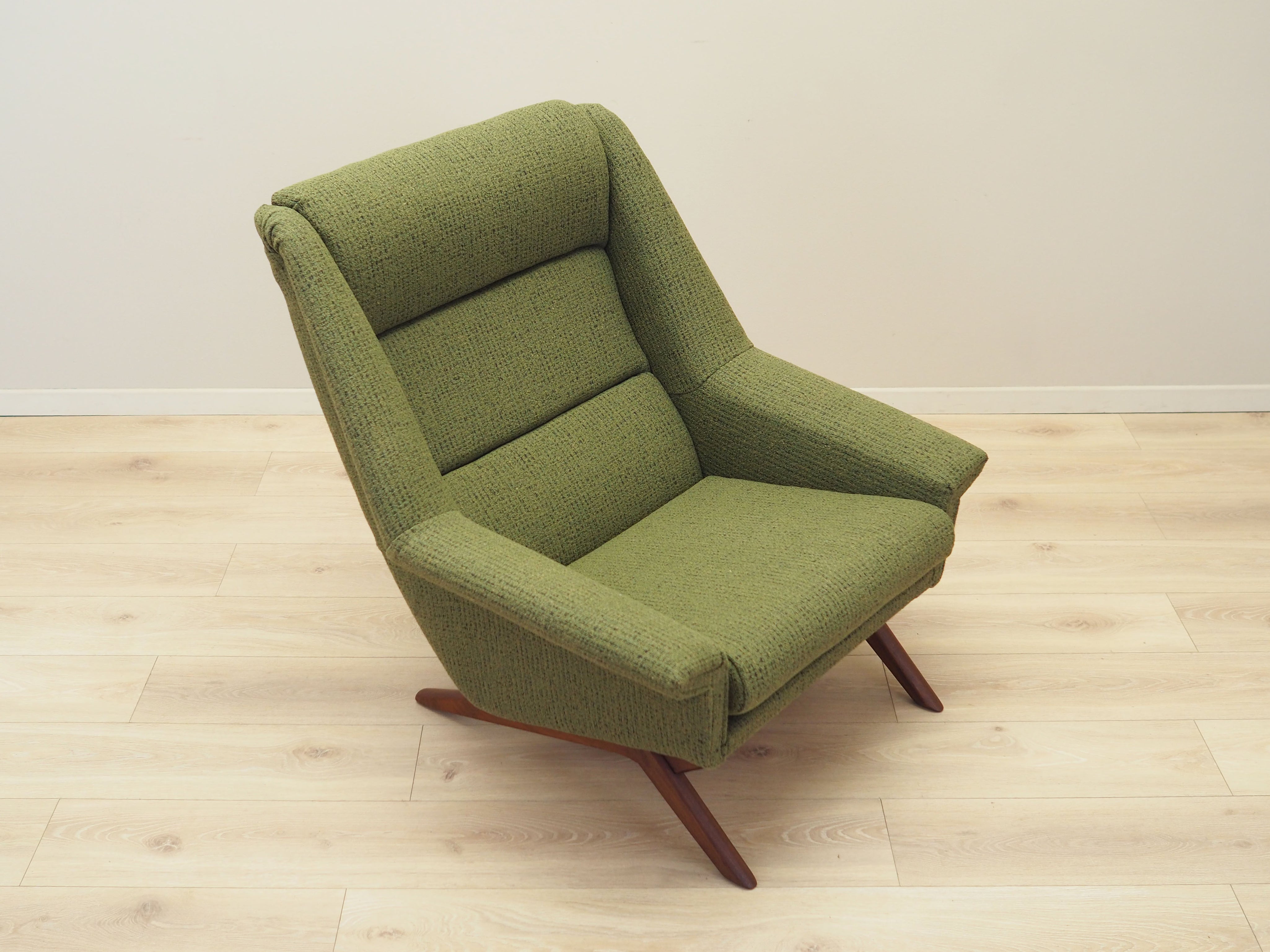 Green_armchair_Danish_design_1970s_manufacture_Horsens_M_belfabrik