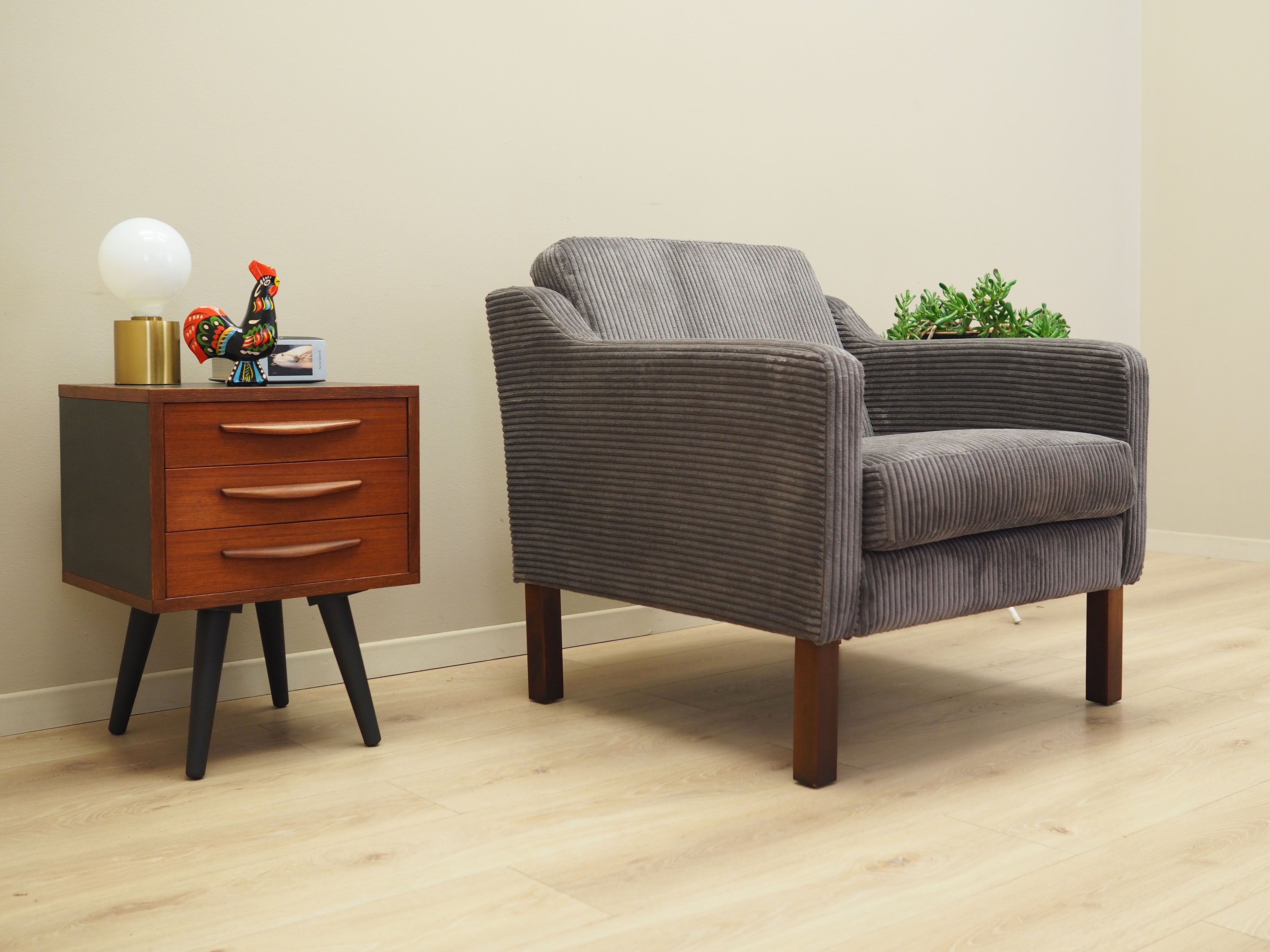 Grey_Beech_armchair_in_Danish_design_1970s_production_Denmark