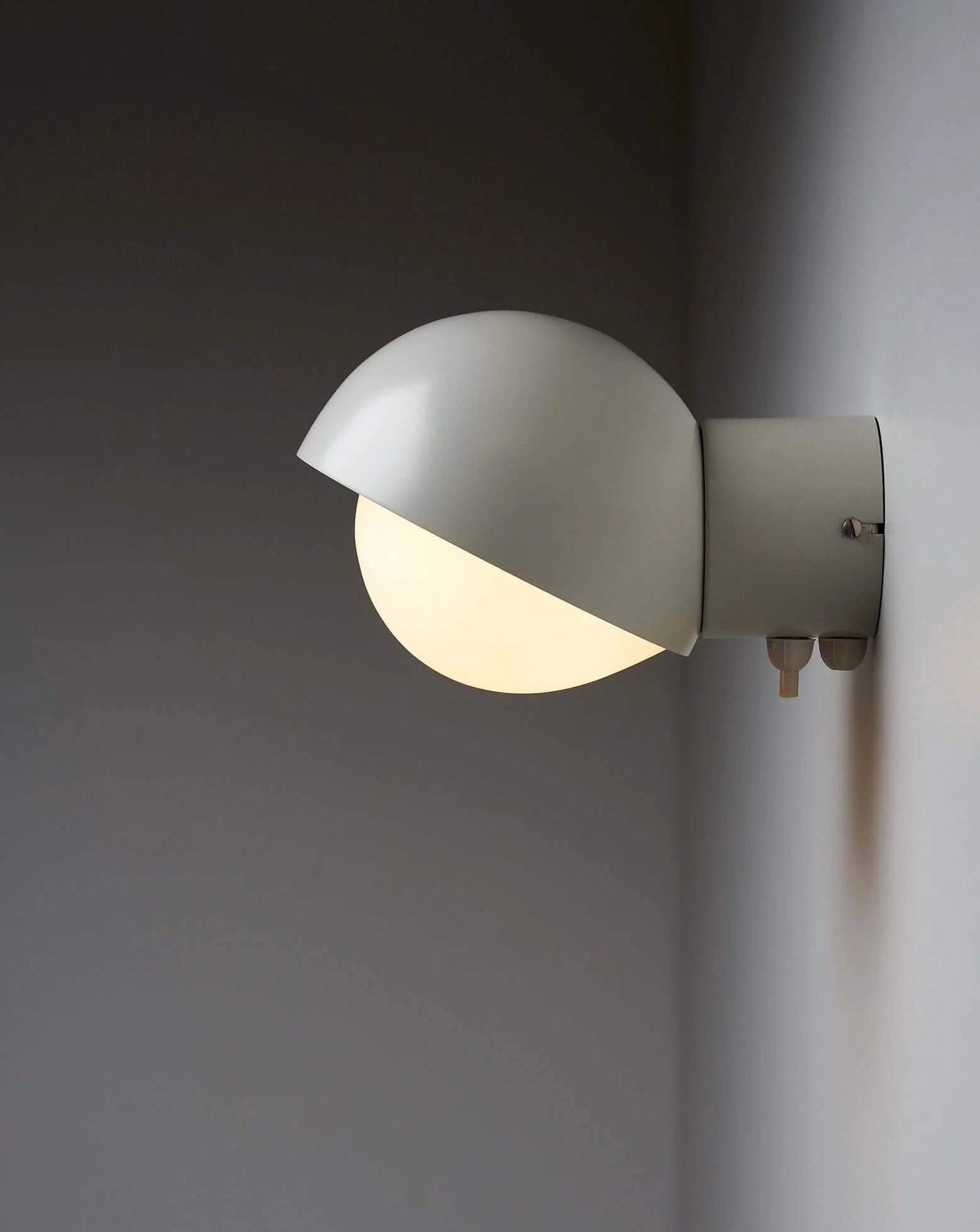 Grey_Wall_Sconce_B_L_leuchten
