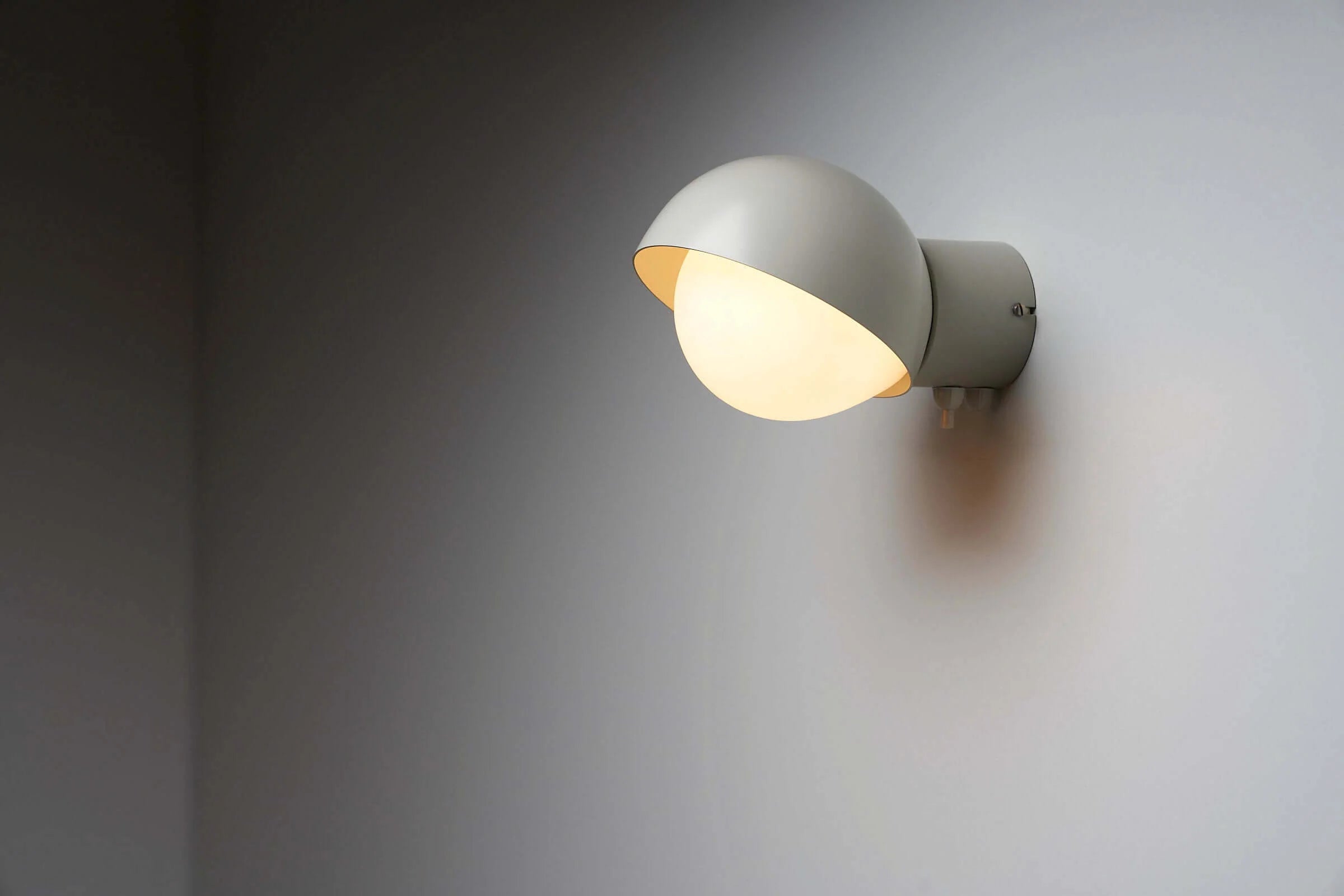 Grey_Wall_Sconce_B_L_leuchten