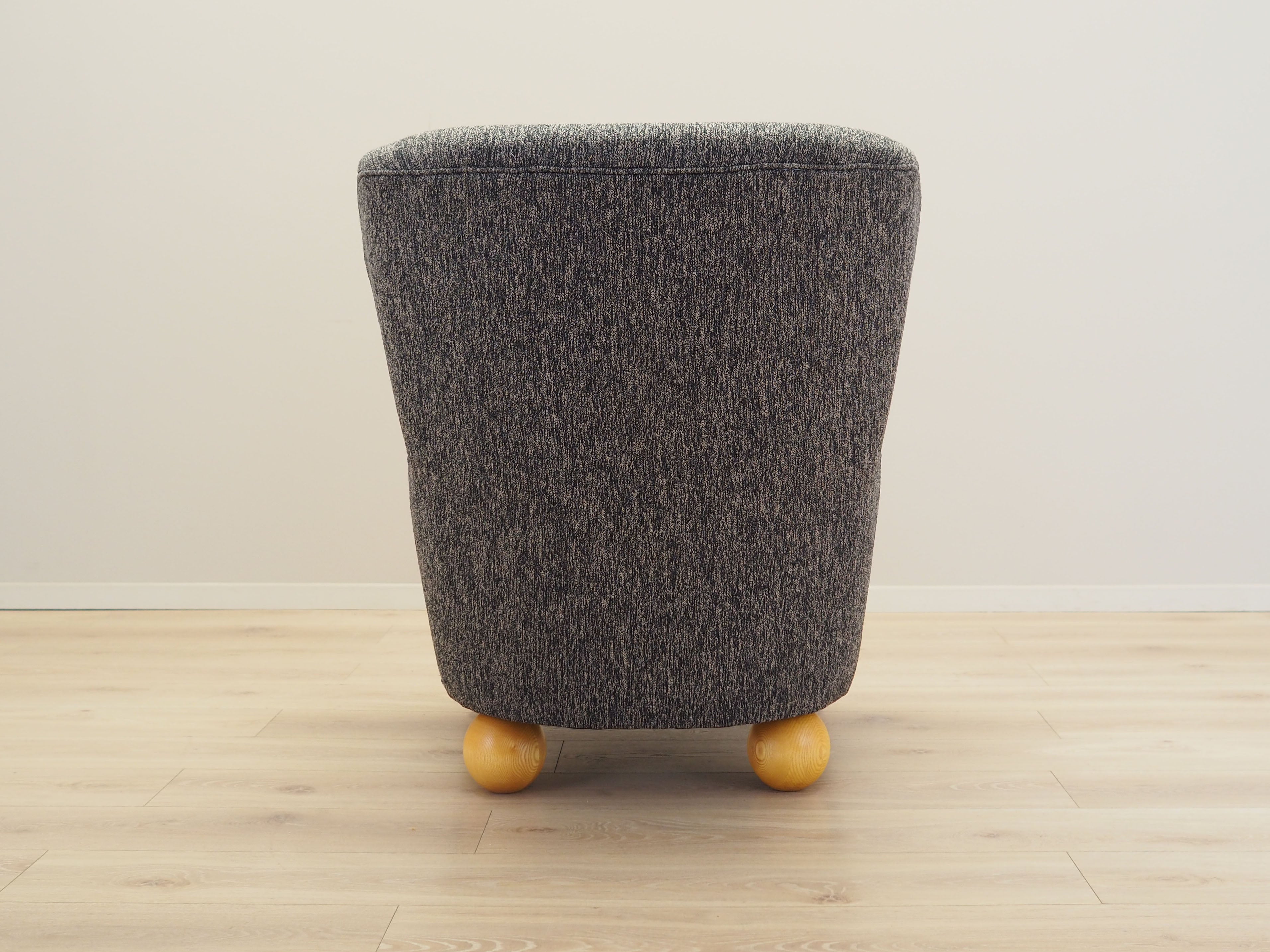Grey_armchair_in_Scandinavian_design_production_Denmark