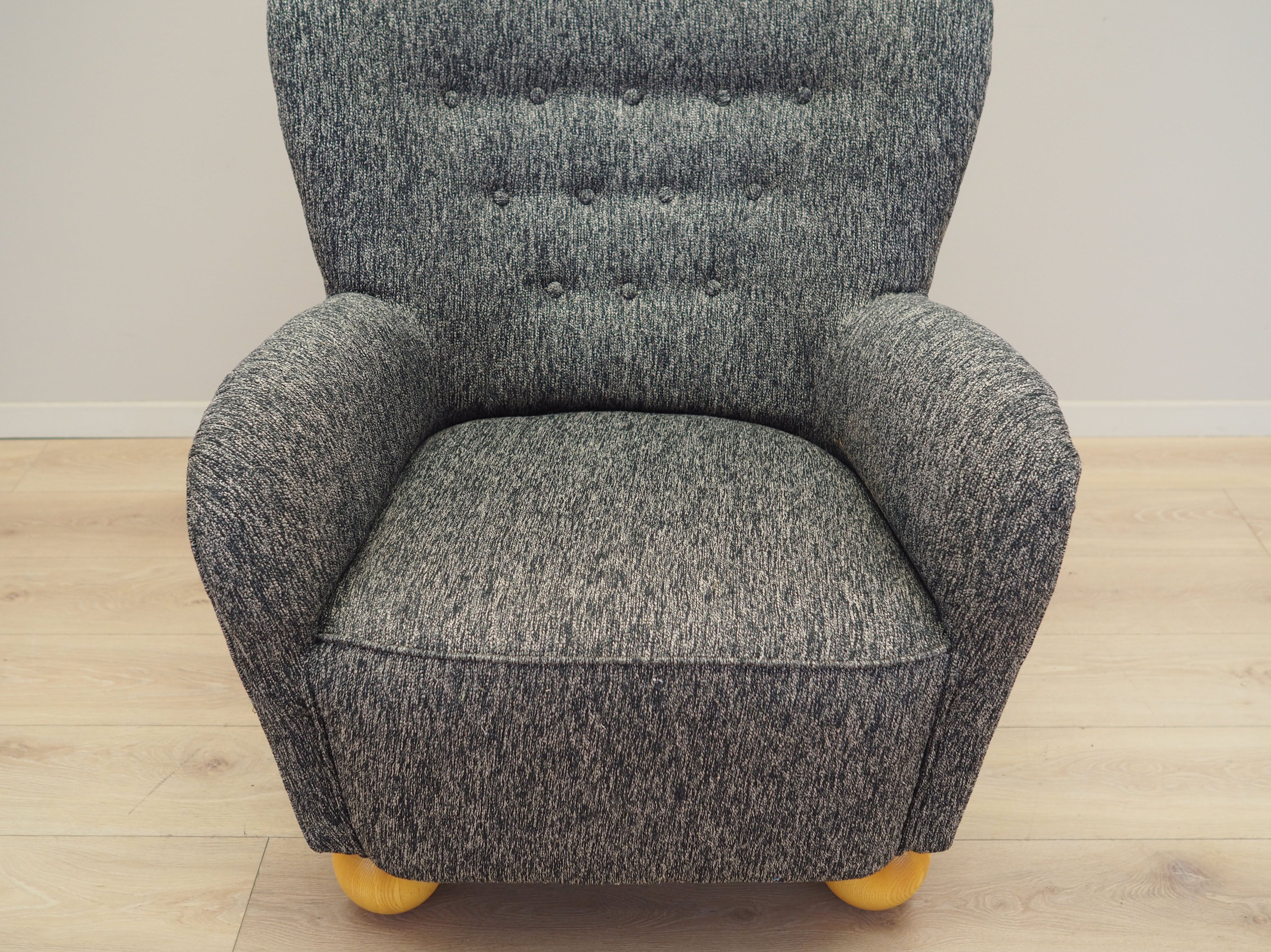 Grey_armchair_in_Scandinavian_design_production_Denmark