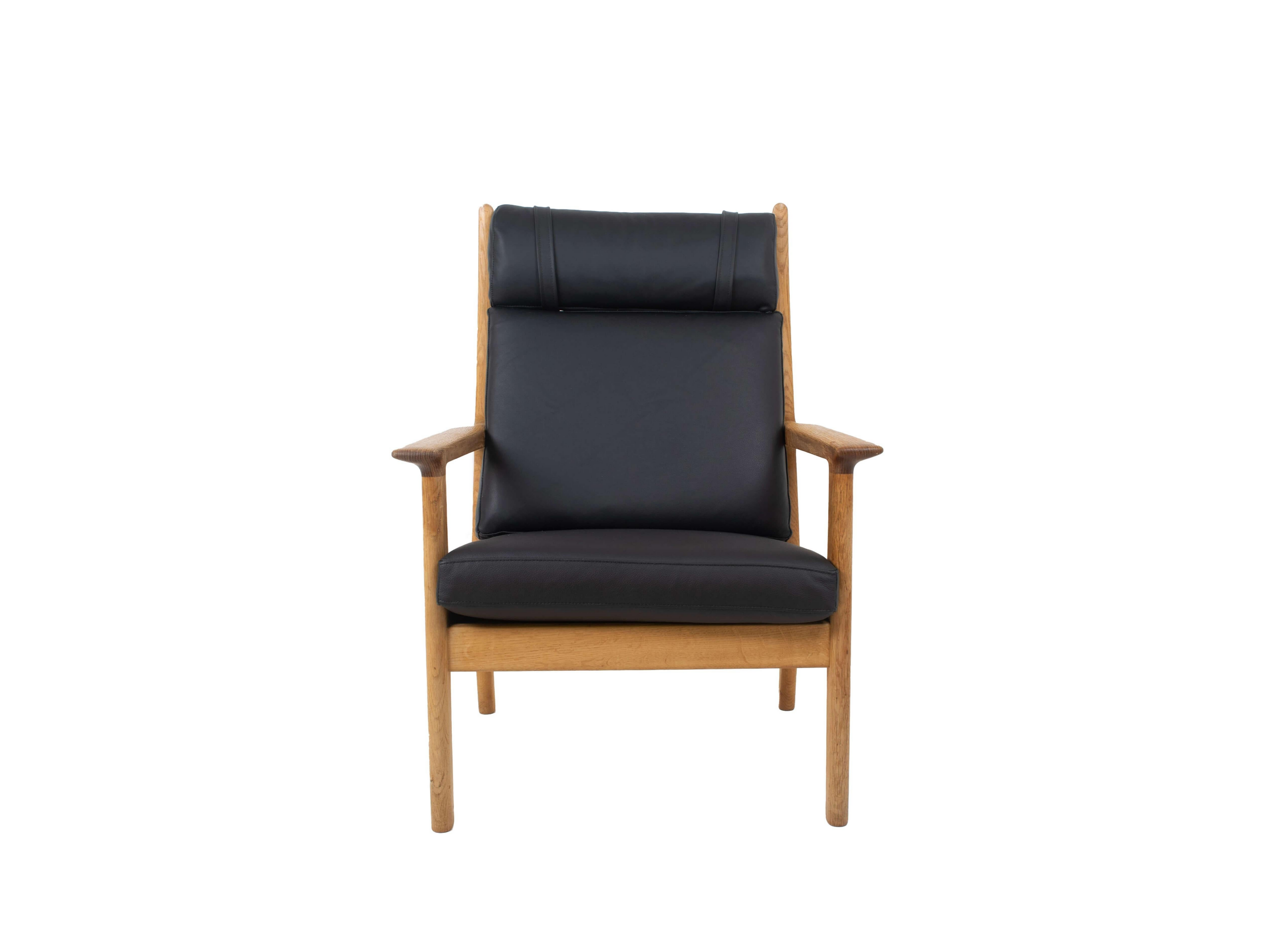 Hans_Wegner_Fauteuil_GE_265_for_GETAMA_in_Oak_and_Black_Leather_1980