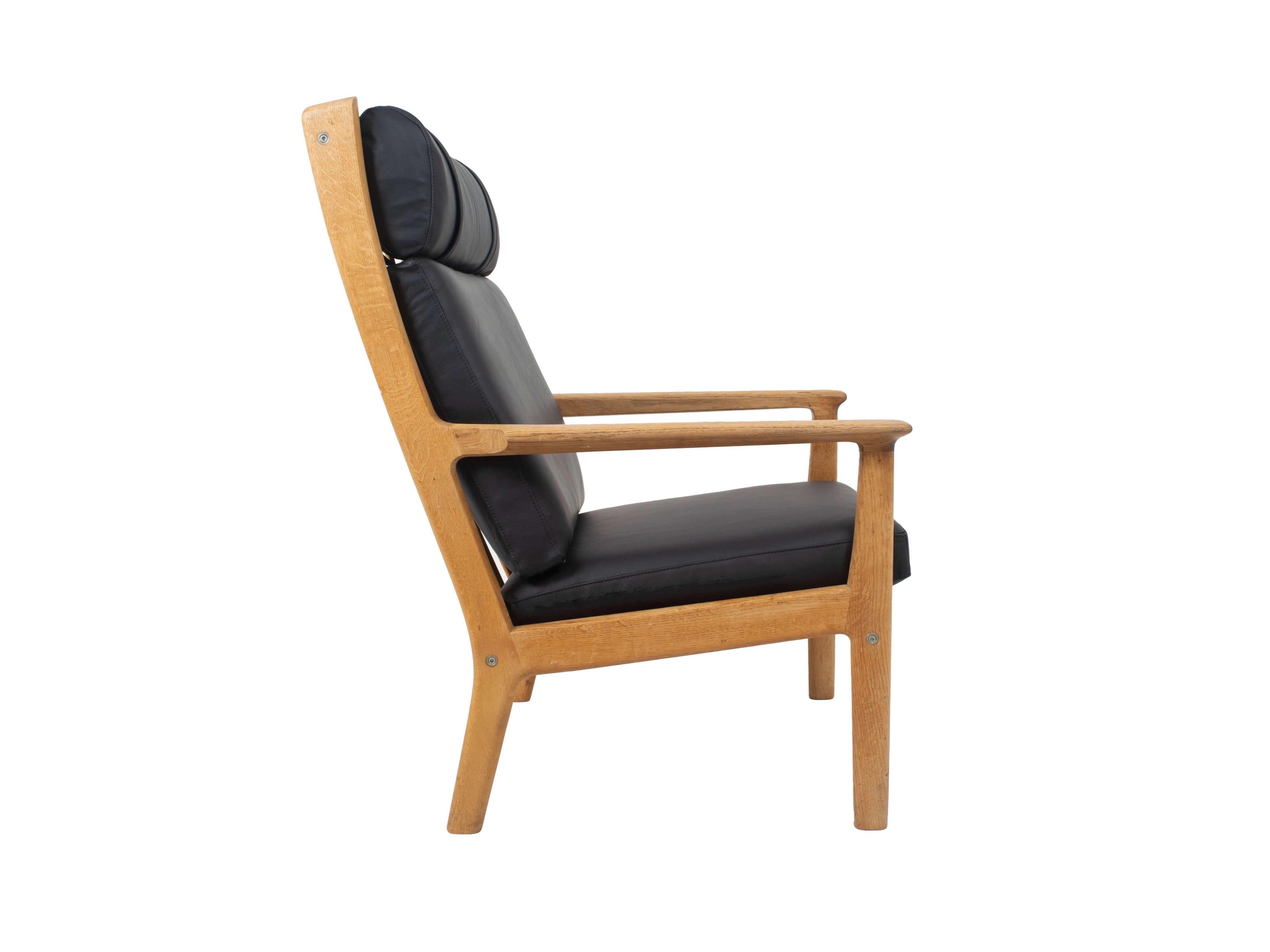 Hans_Wegner_Fauteuil_GE_265_for_GETAMA_in_Oak_and_Black_Leather_1980