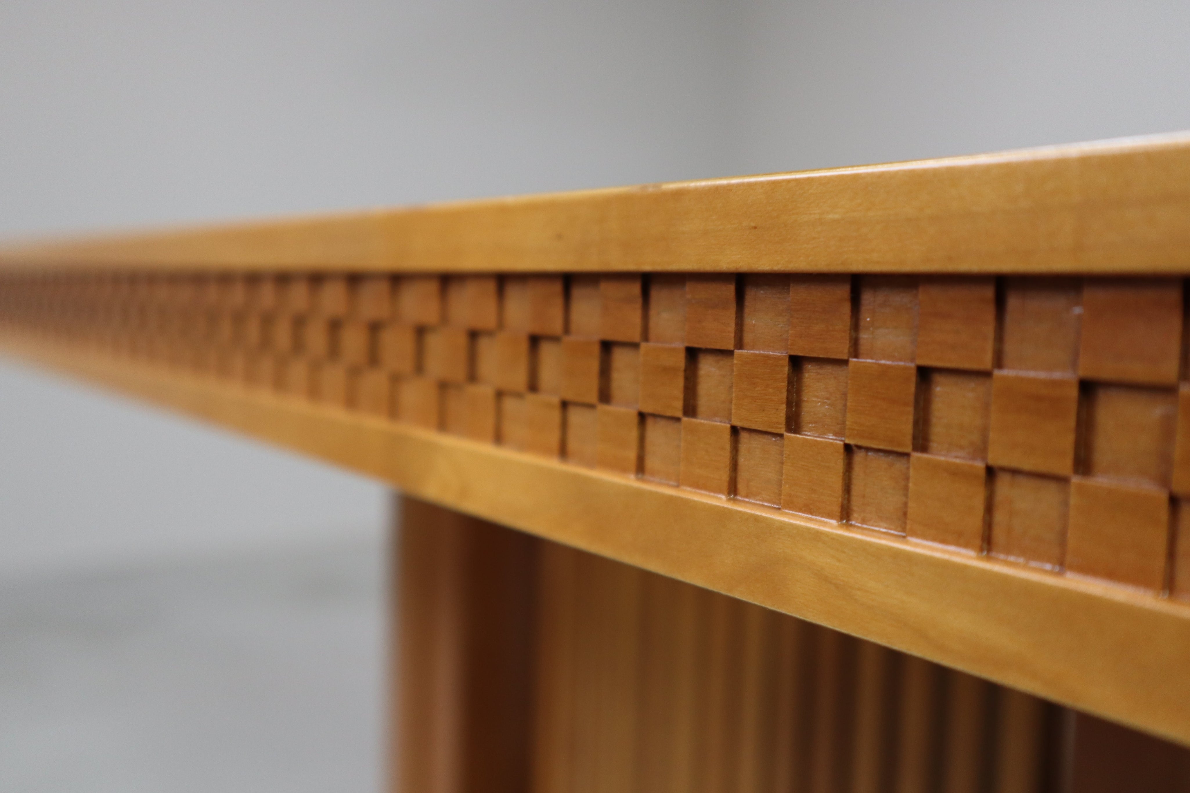 Husser_615_dining_table_by_Frank_Lloyd_Wright_produced_by_Cassina