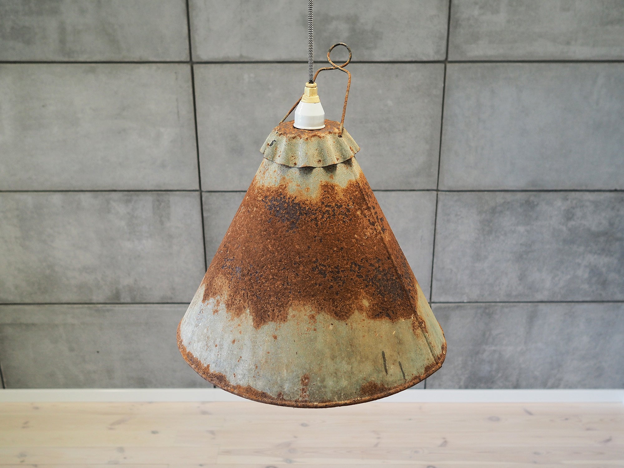 Industrial_Style_Metal_Lamp_from_1950s