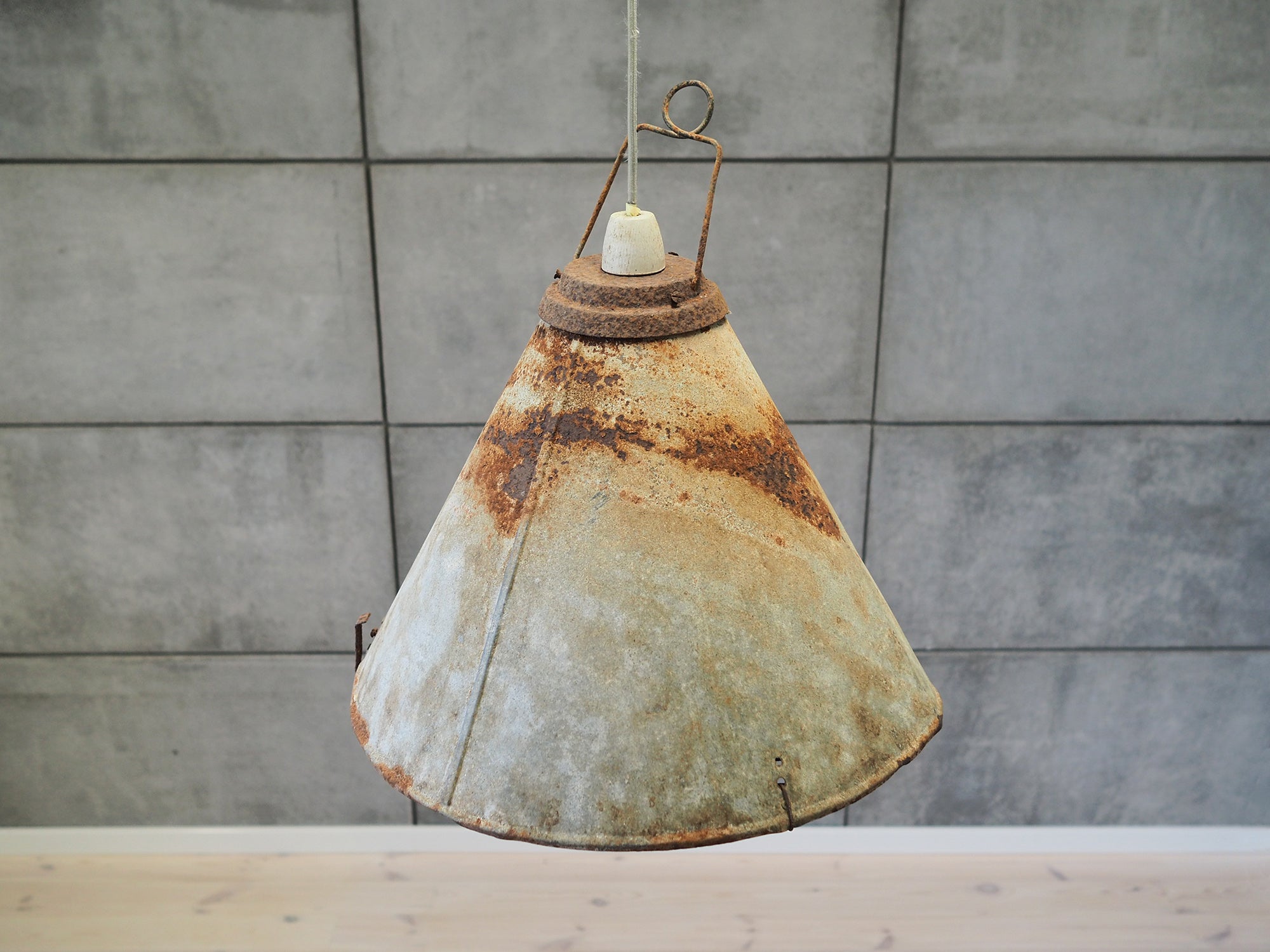 Industrial_Style_Metal_lamp_1950s 