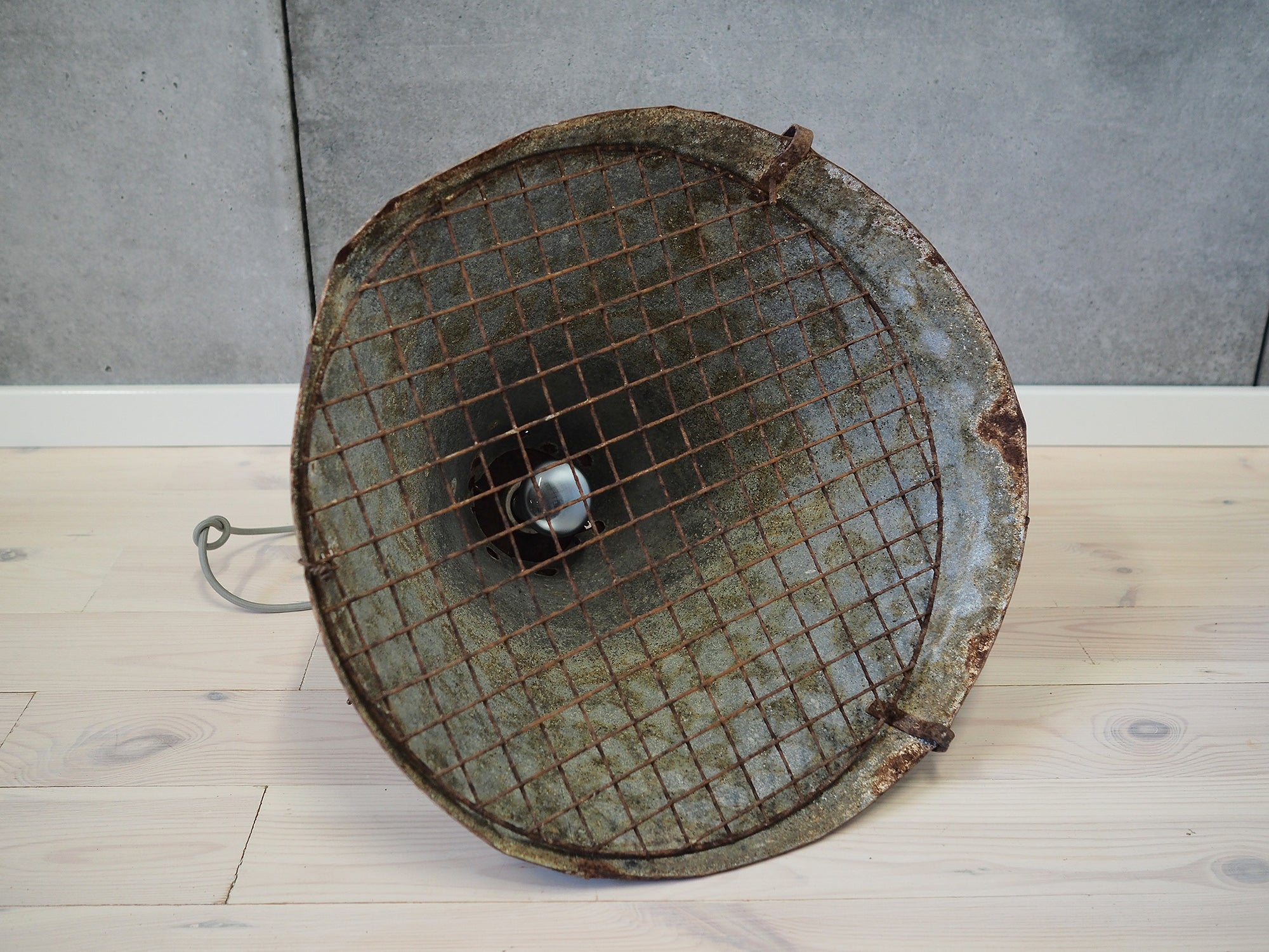 Industrial_Style_Metal_lamp_1950s
