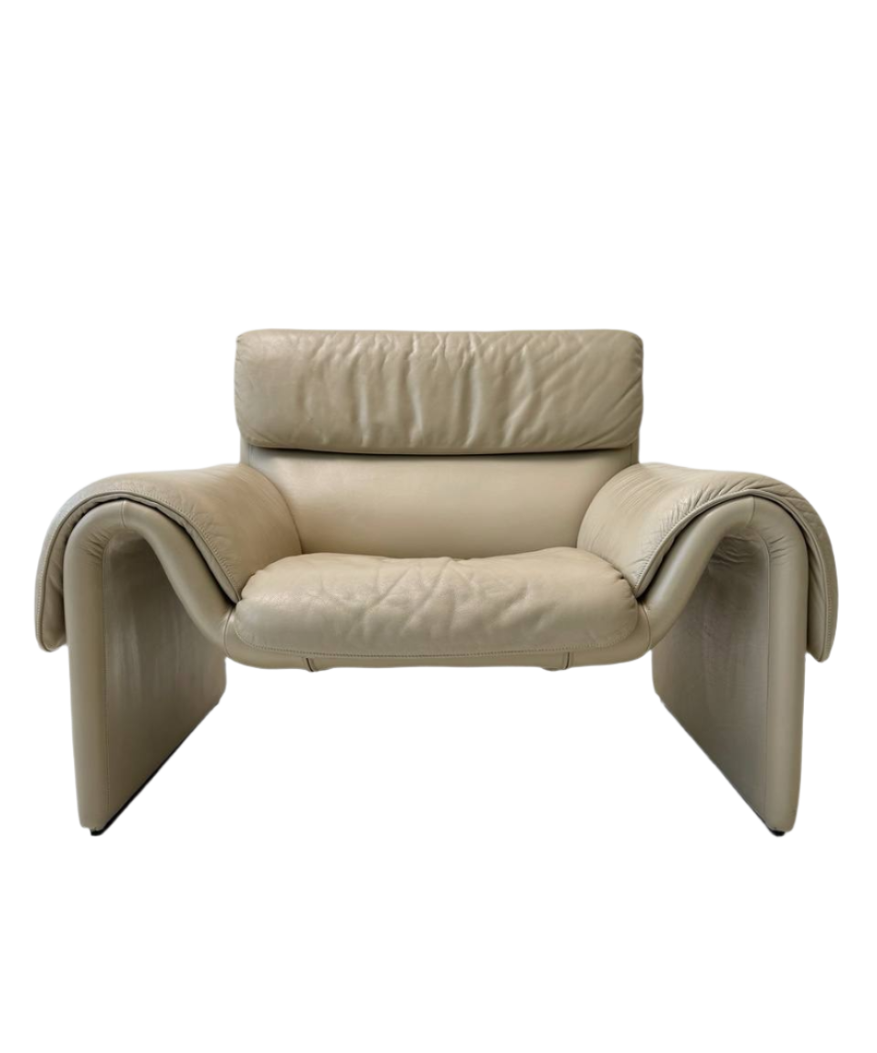 Ivory-colored_armchair_from_de_Sede_model_DS-2011_01