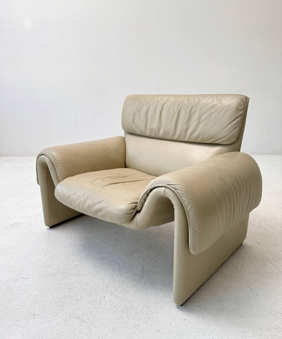 Ivory-colored_armchair_from_de_Sede_model_DS-2011_01