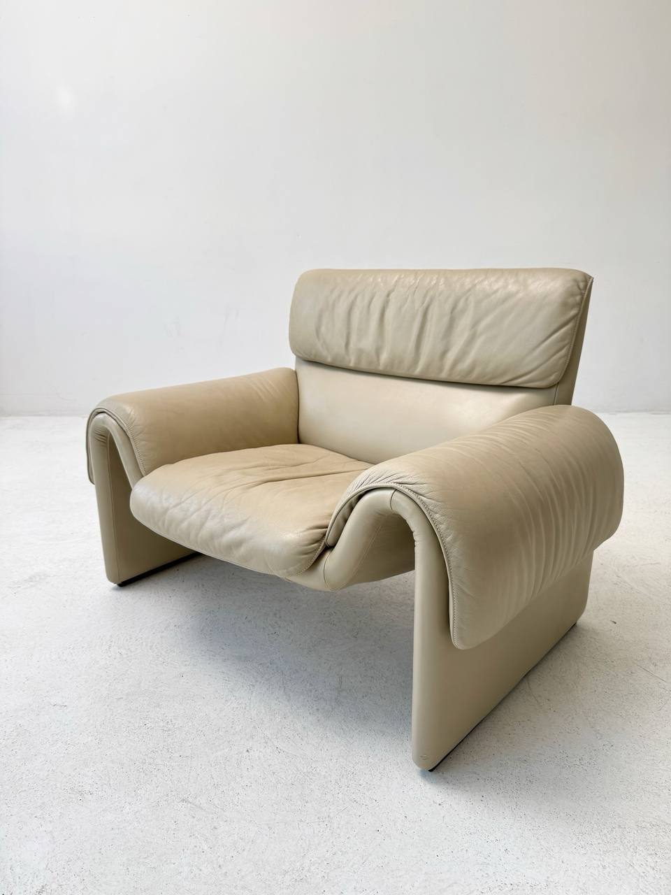 Ivory-colored_armchair_from_de_Sede_model_DS-2011_01