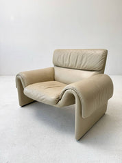 Ivory-colored_armchair_from_de_Sede_model_DS-2011_01