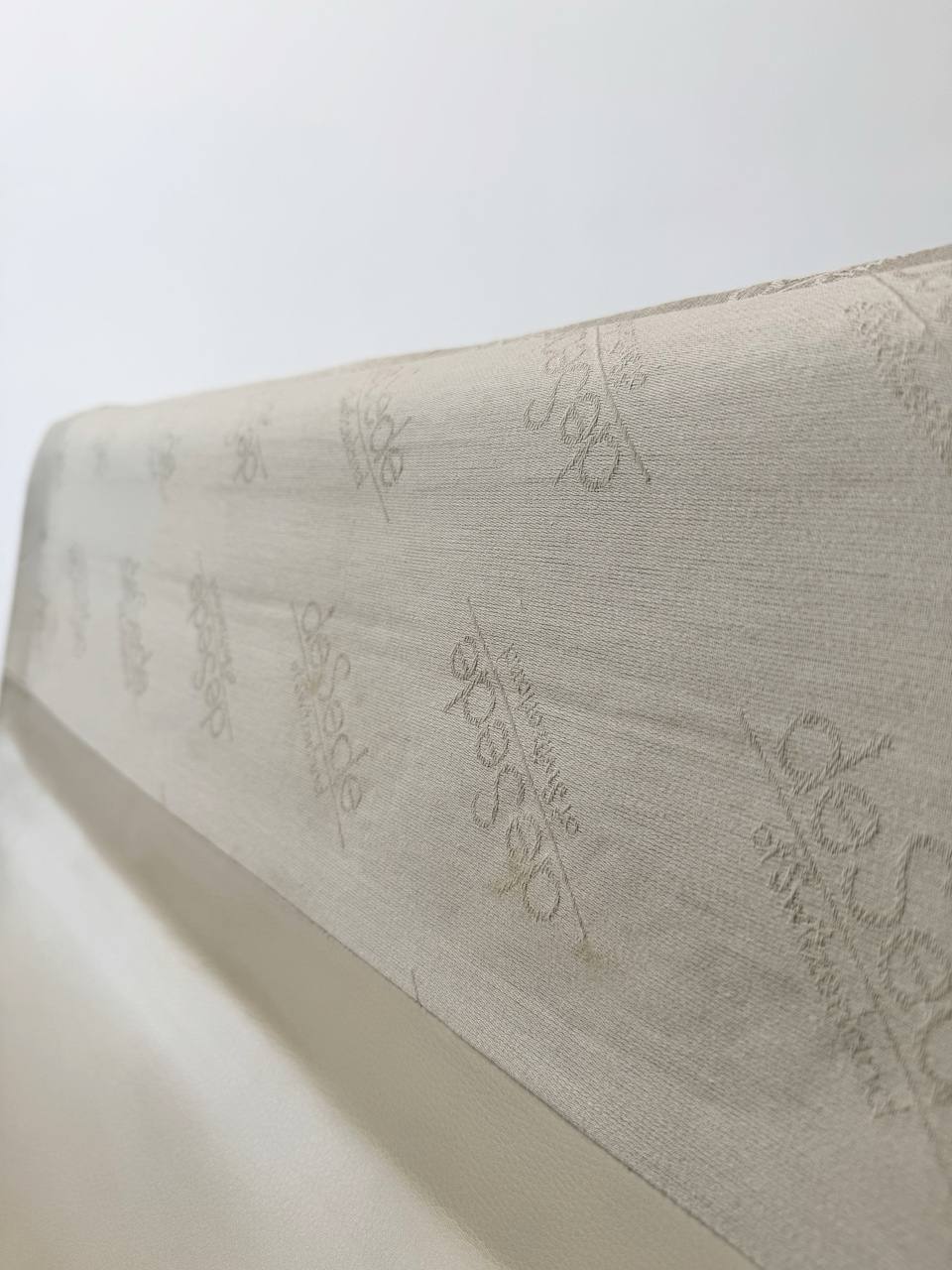 Ivory-colored_armchair_from_de_Sede_model_DS-2011_01