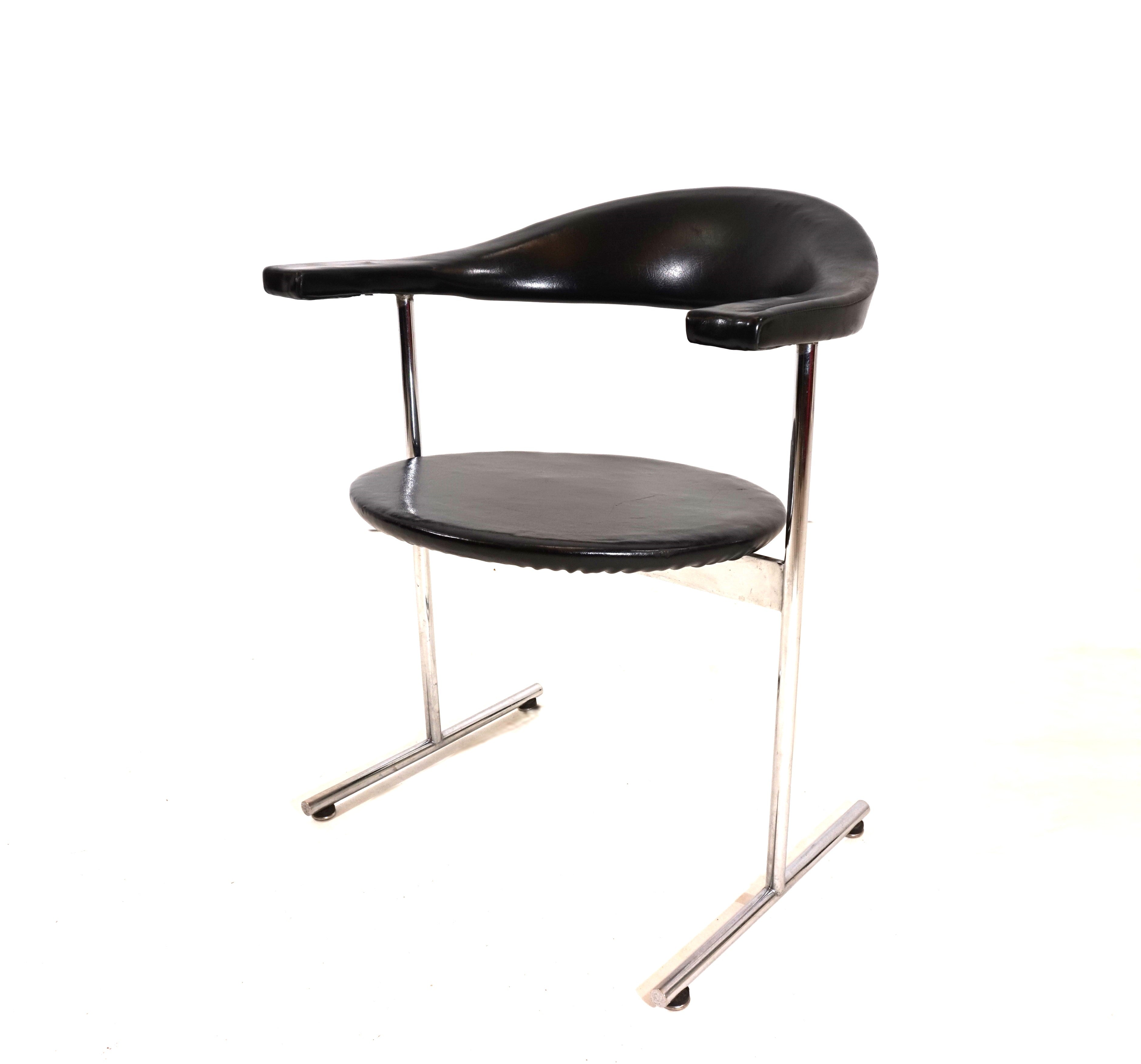 Kaufeld_Airport_037_chair_by_Geoffrey_Harcourt