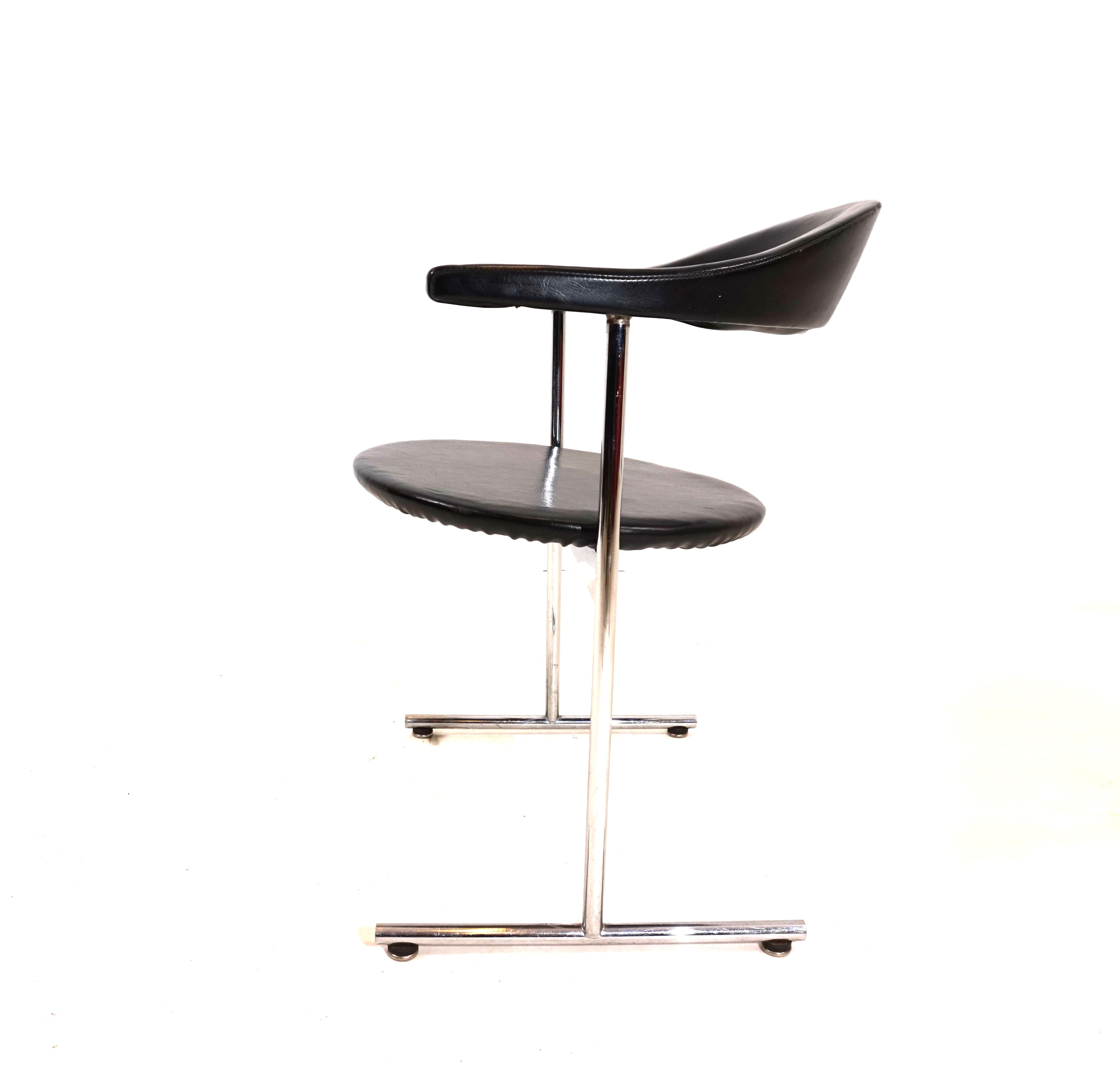 Kaufeld_Airport_037_chair_by_Geoffrey_Harcourt