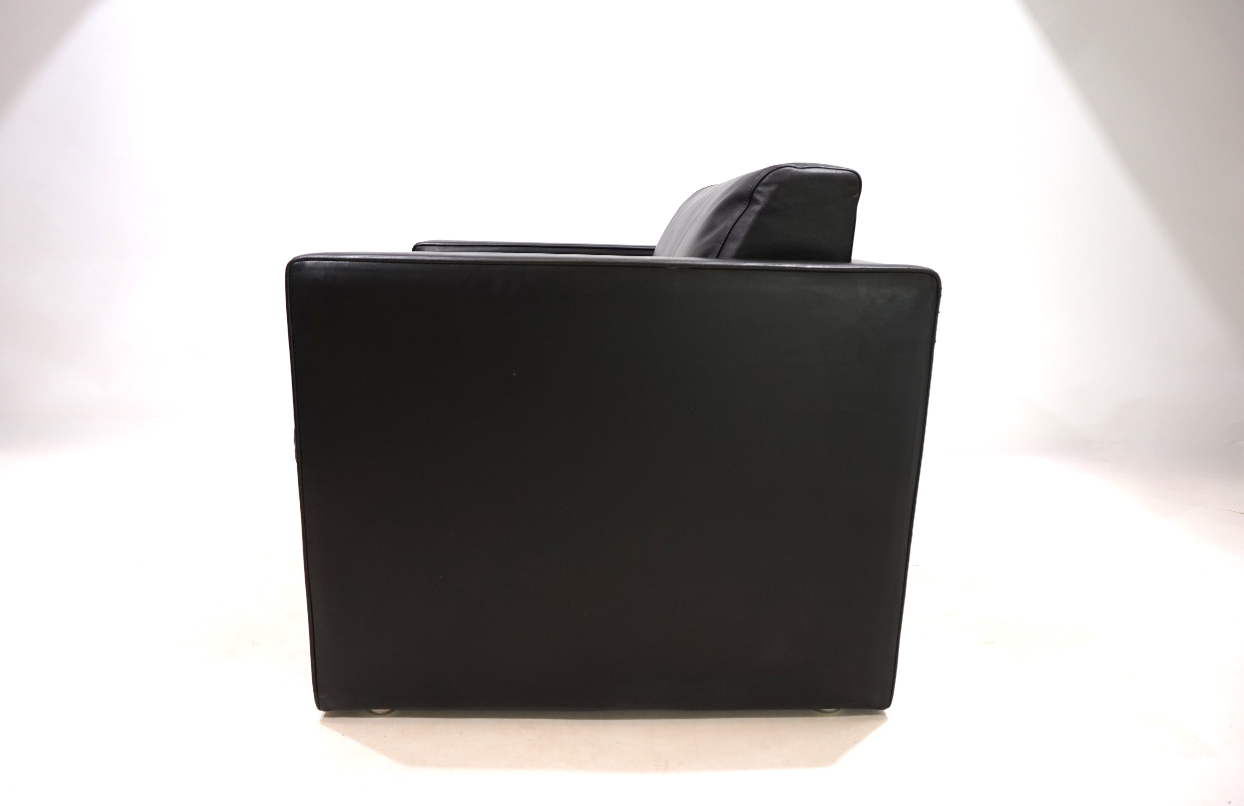 Knoll_Studio_Line_leather_armchair_by_J_rgen_Lange_1970