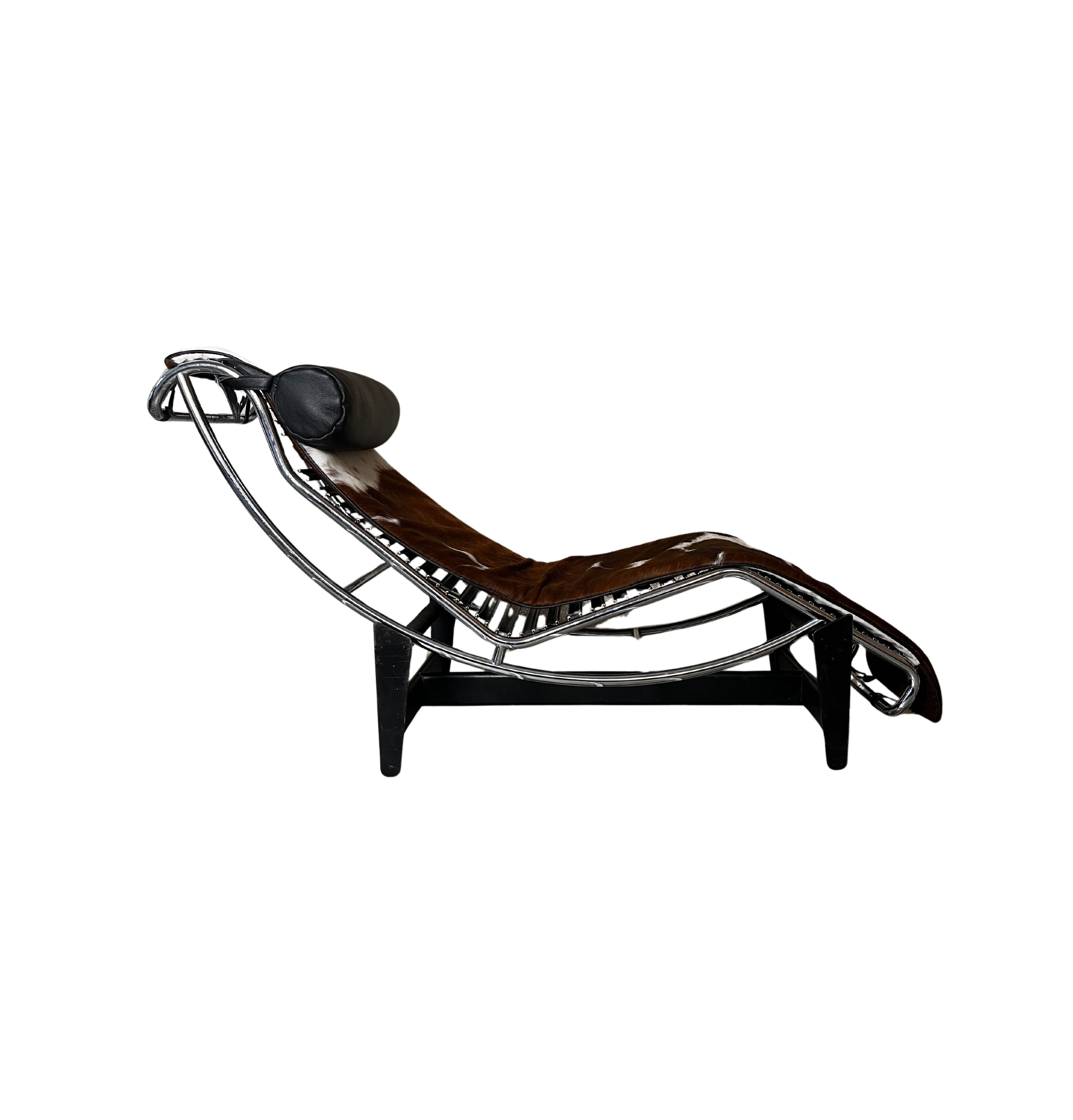 LC4_Chaise_Longue_by_Le_Corbusier_for_Cassina_1930s