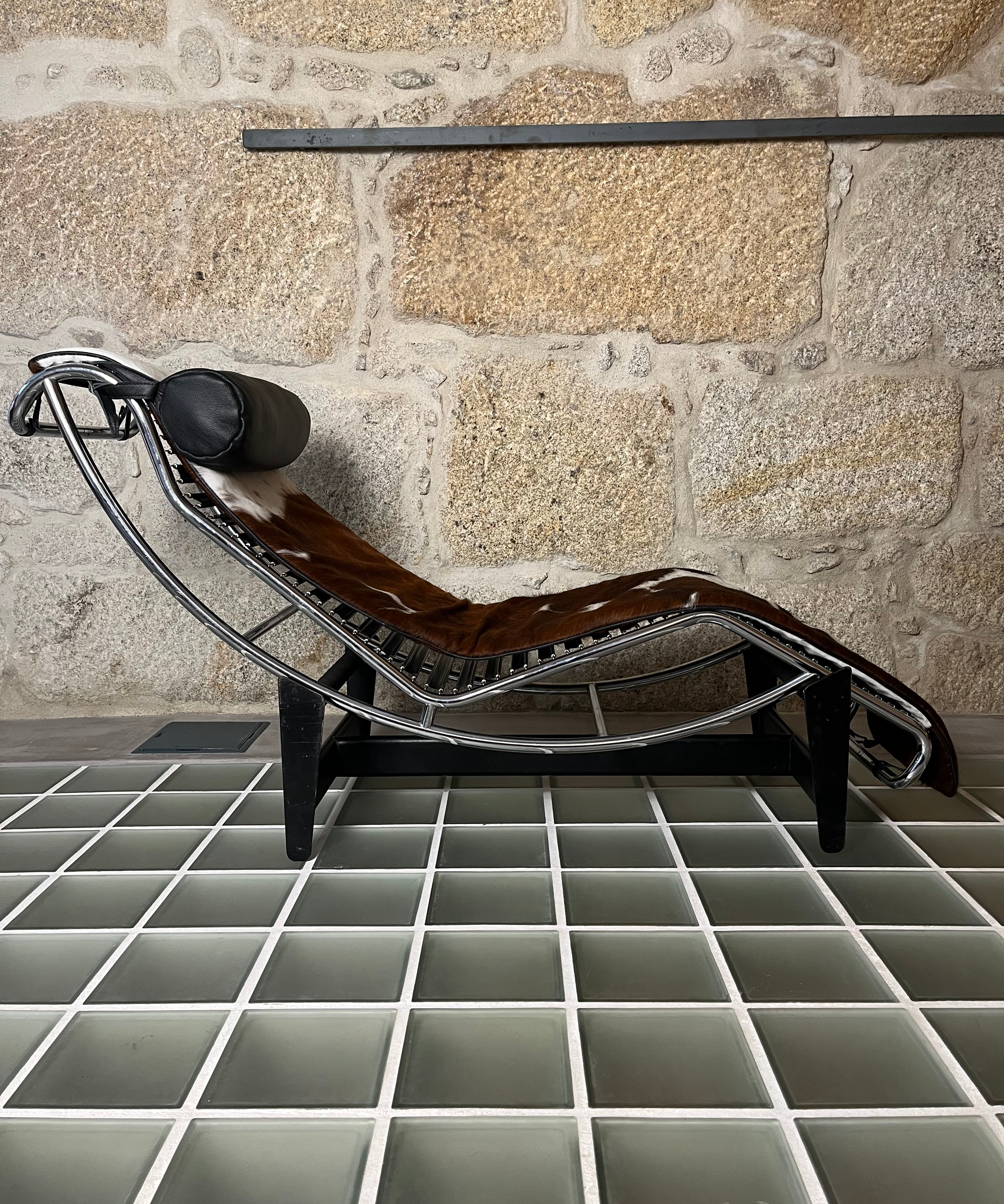 LC4_Chaise_Longue_by_Le_Corbusier_for_Cassina_1930s
