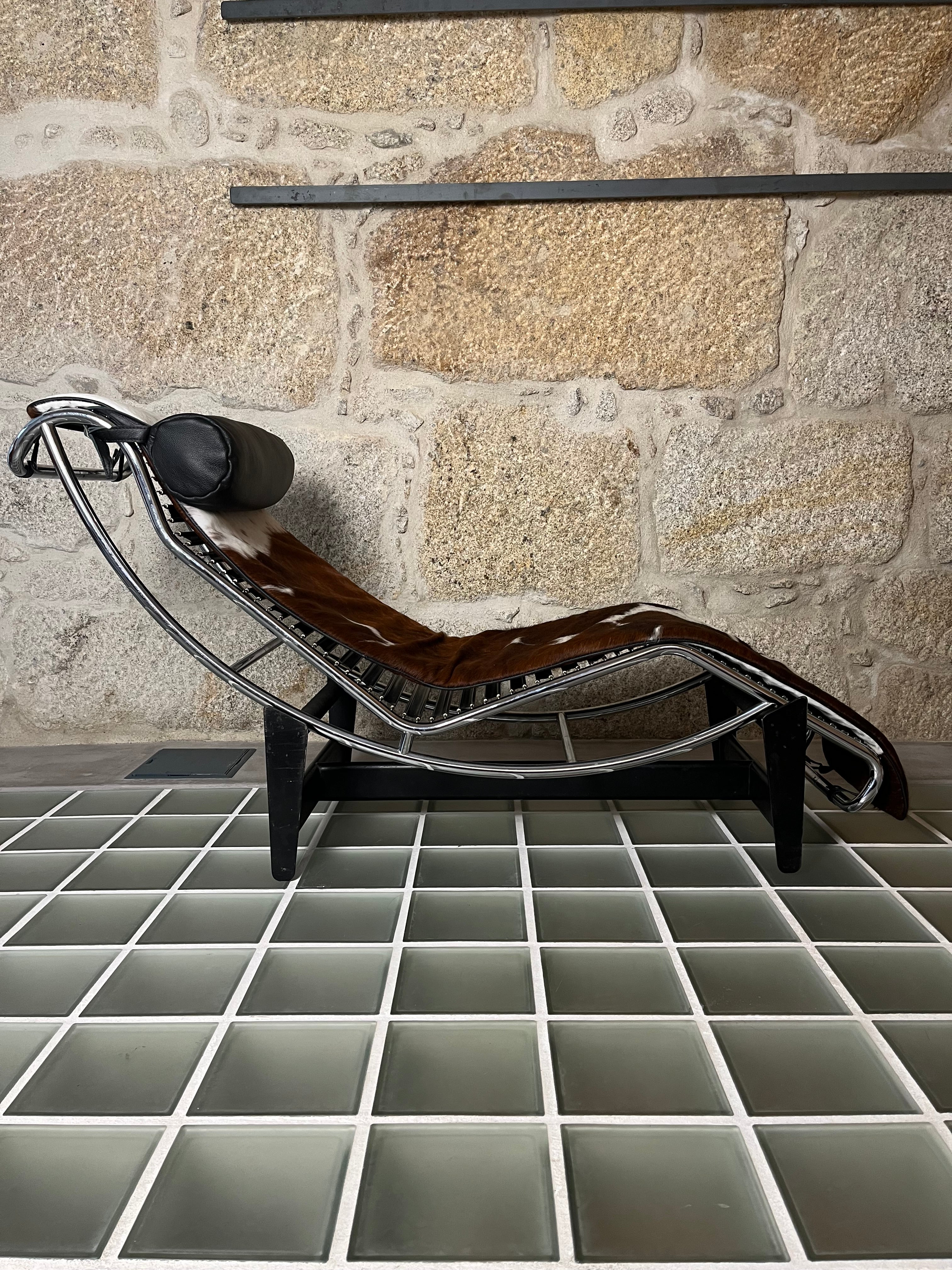 LC4_Chaise_Longue_by_Le_Corbusier_for_Cassina_1930s
