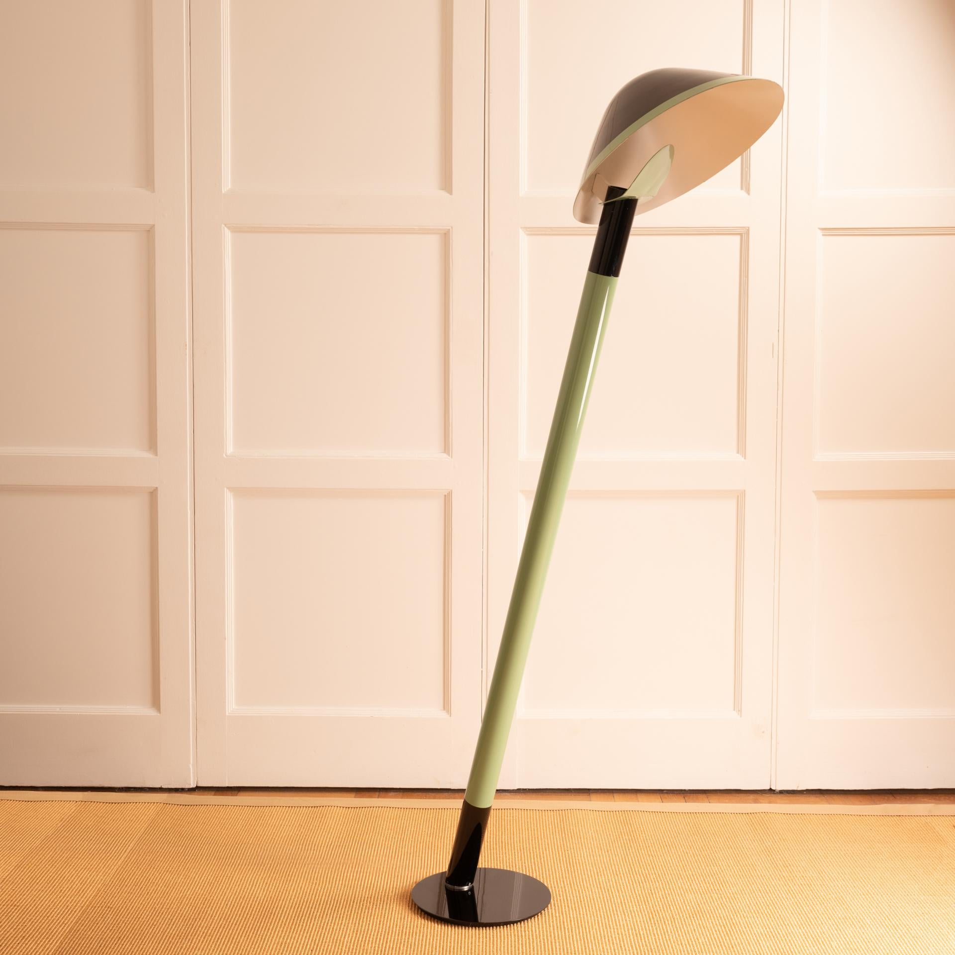 Lacquered_floor_lamp_-_the_man_who_leans_France_1970