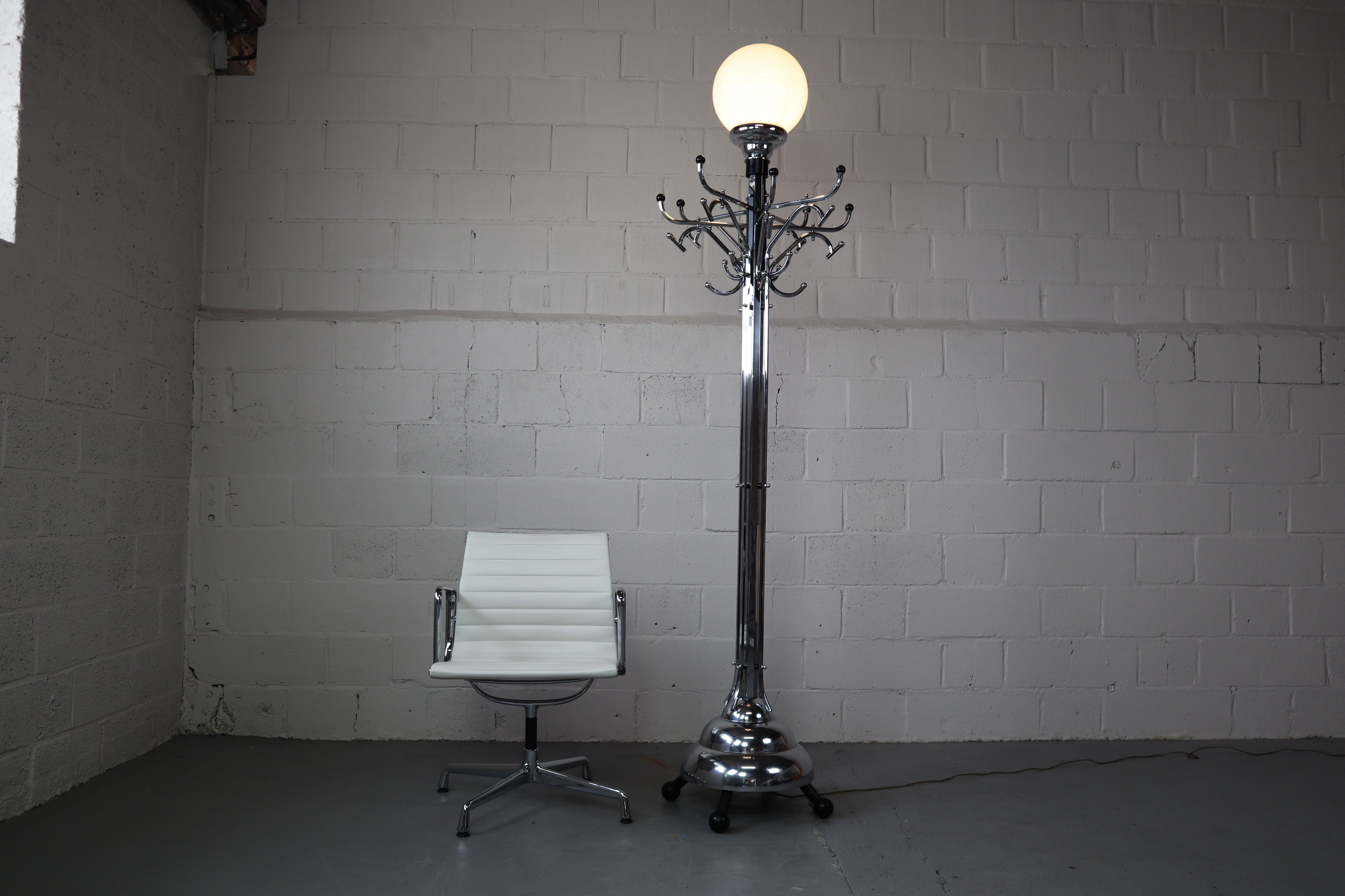 Large_Art_Deco_Chromed_Coat_Rack_Floor_Lamp_Early_20th_Century