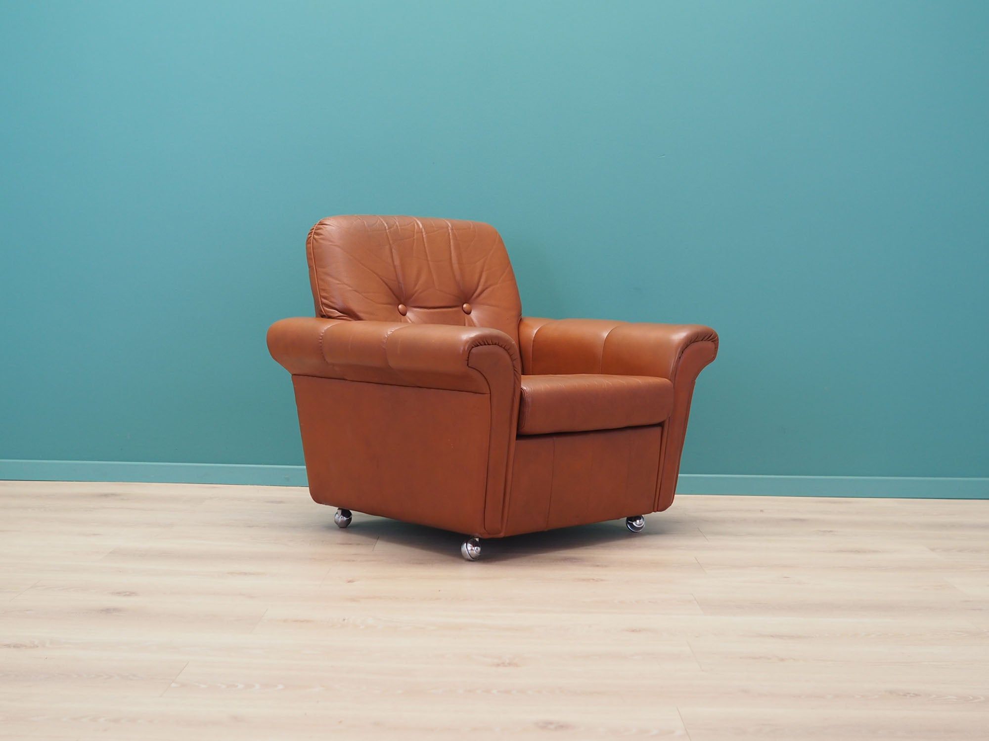 Leather_armchair_Danish_design_1960s_production_Denmark