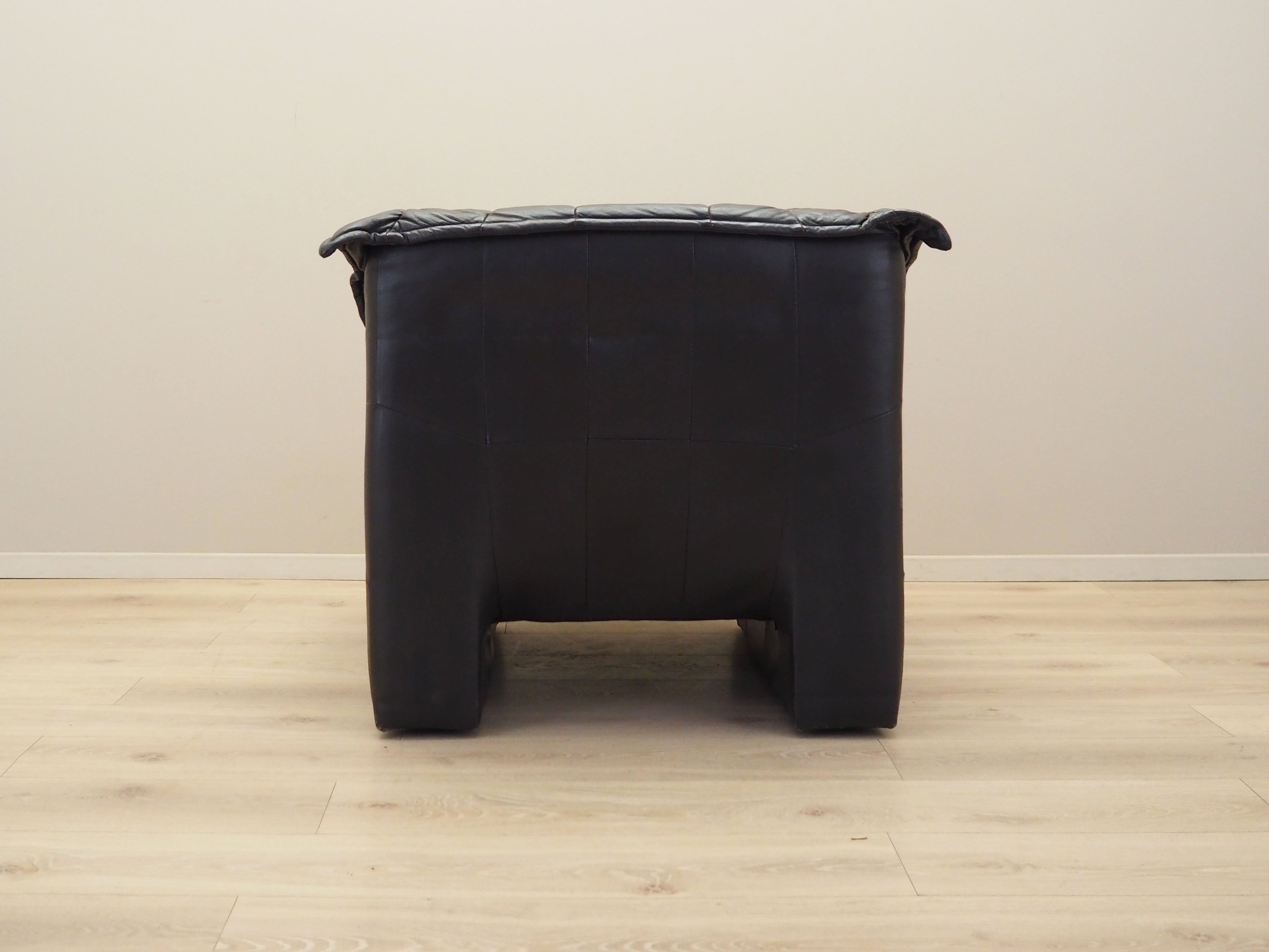 Leather_armchair_Italian_design_1960s_production_Italy