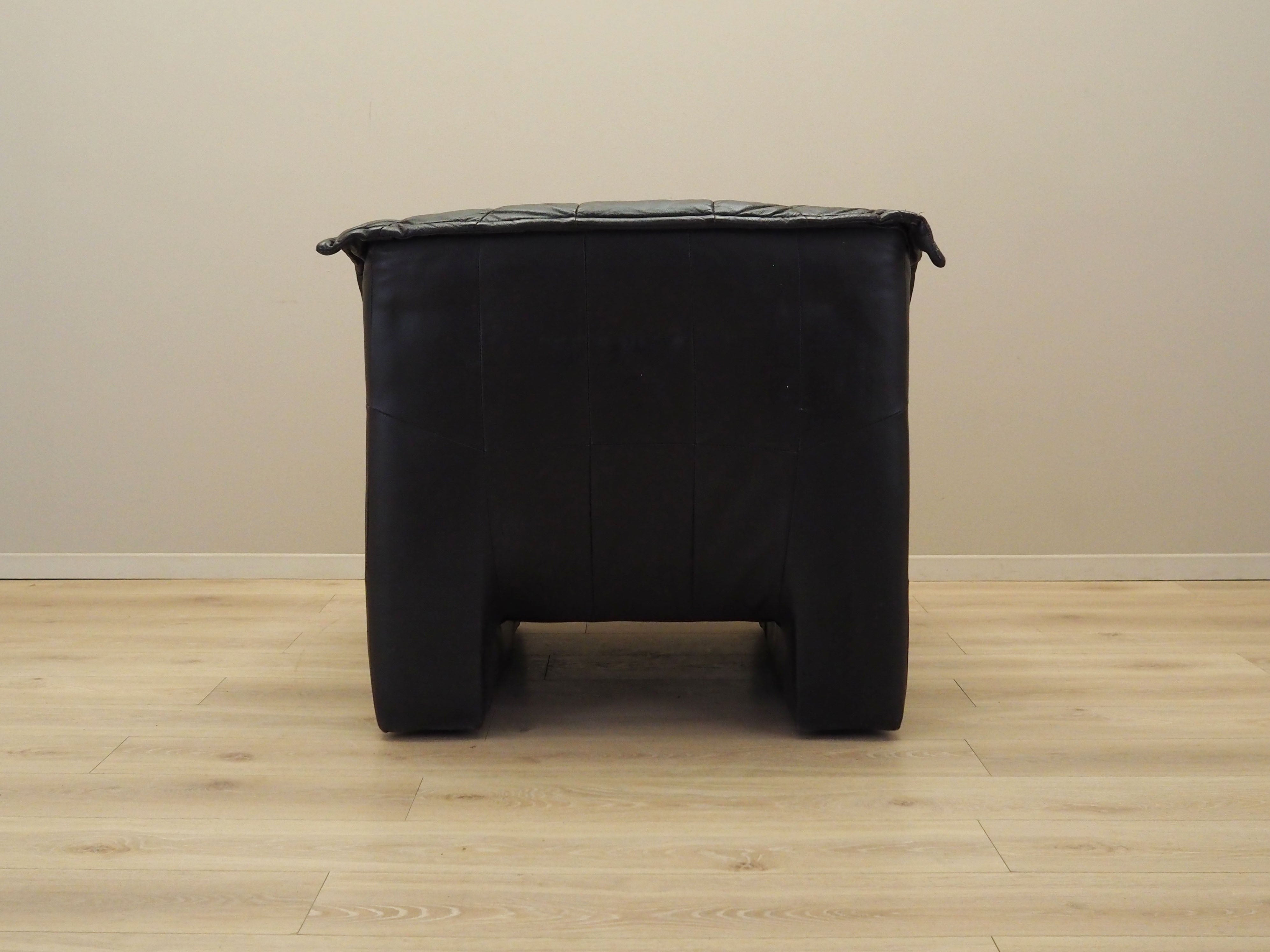Leather_armchair_Italian_design_from_1960s_production_Italy