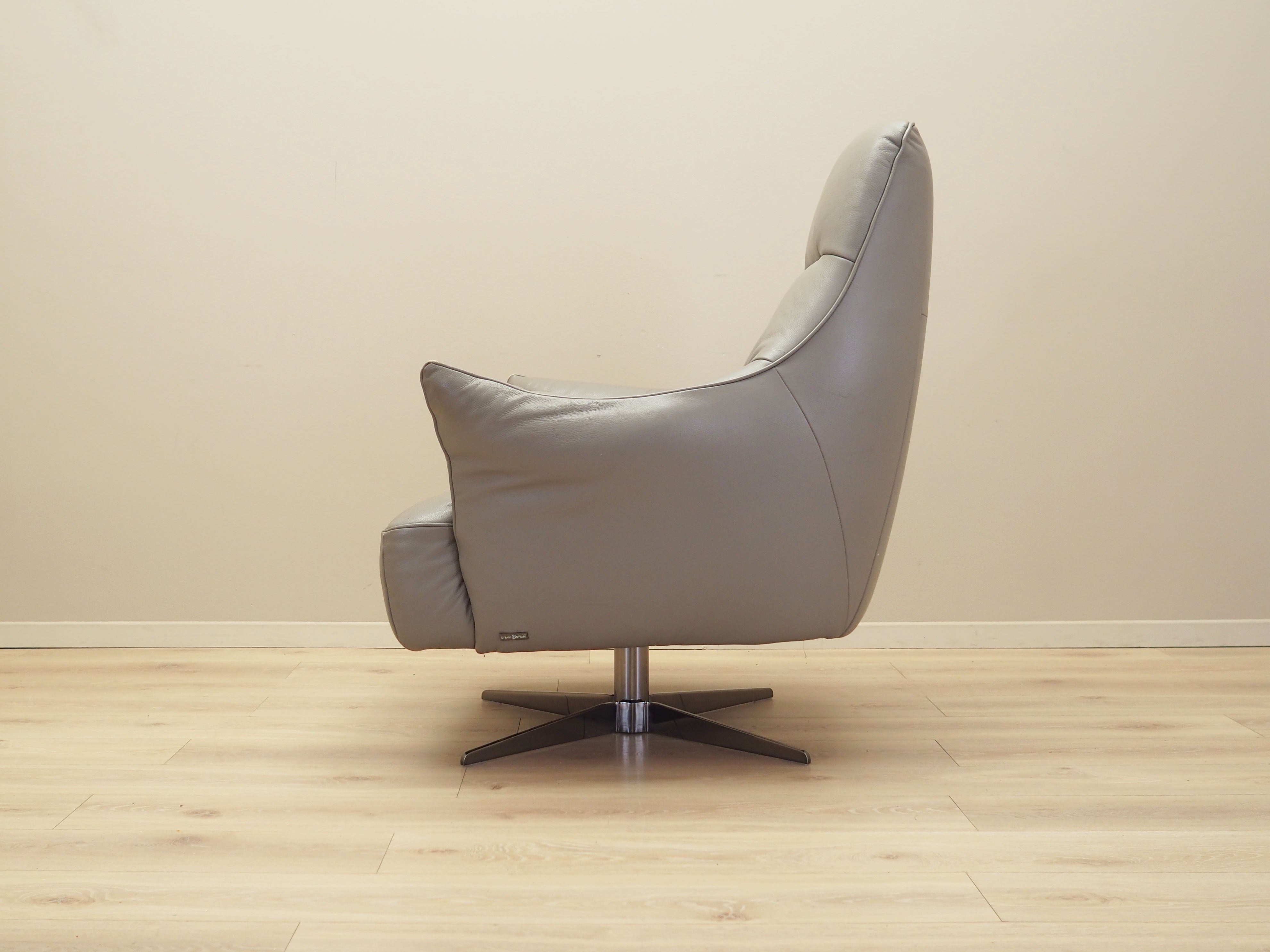 Leather_swivel_armchair_Italian_design_1990s_manufacture_Natuzzi