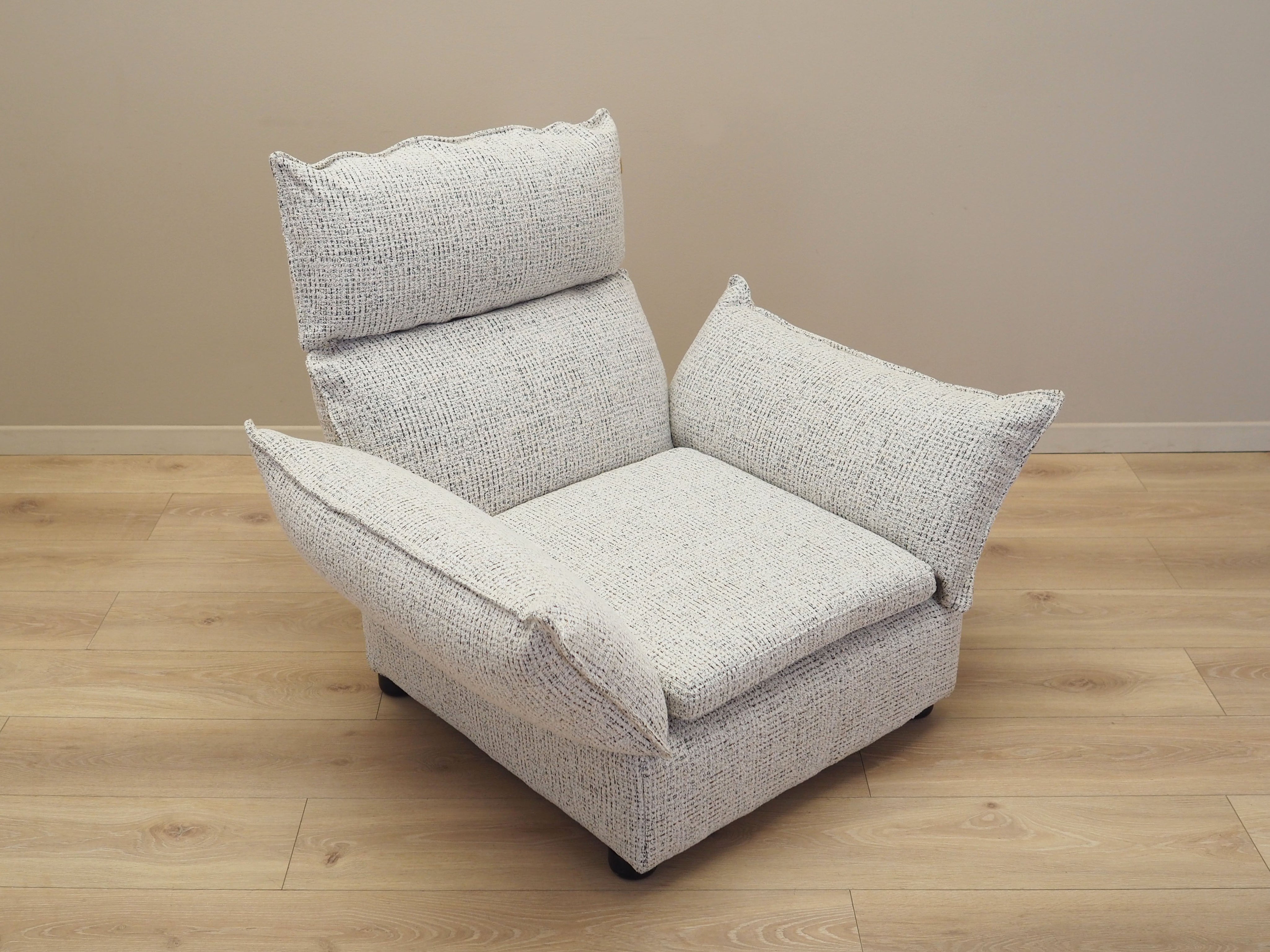 Lounge_armchair_Italian_design_from_1970s_production_Italy