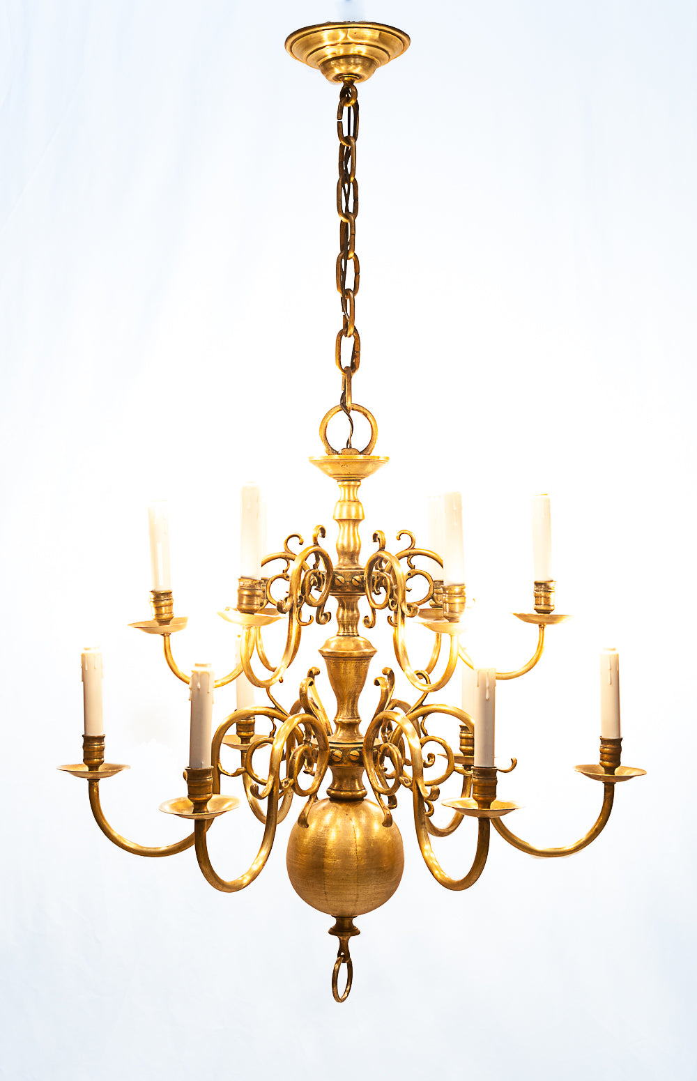 Dutch_bronze_chandelier_with_12_lights.